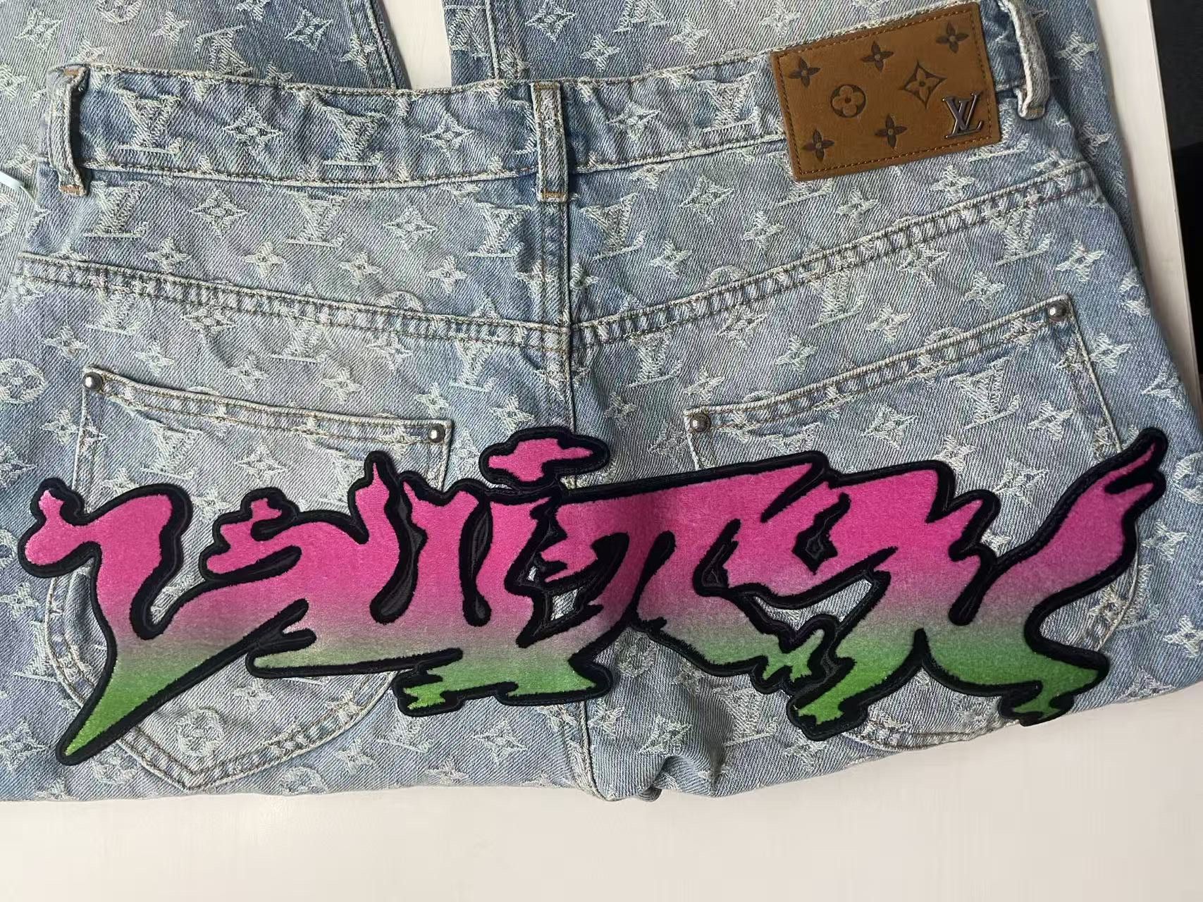 Louis Vuitton Louis Vuitton Graffiti Monogram Baggy Denim Jeans Size 30" / US 8 / IT 44 - 5 Thumbnail