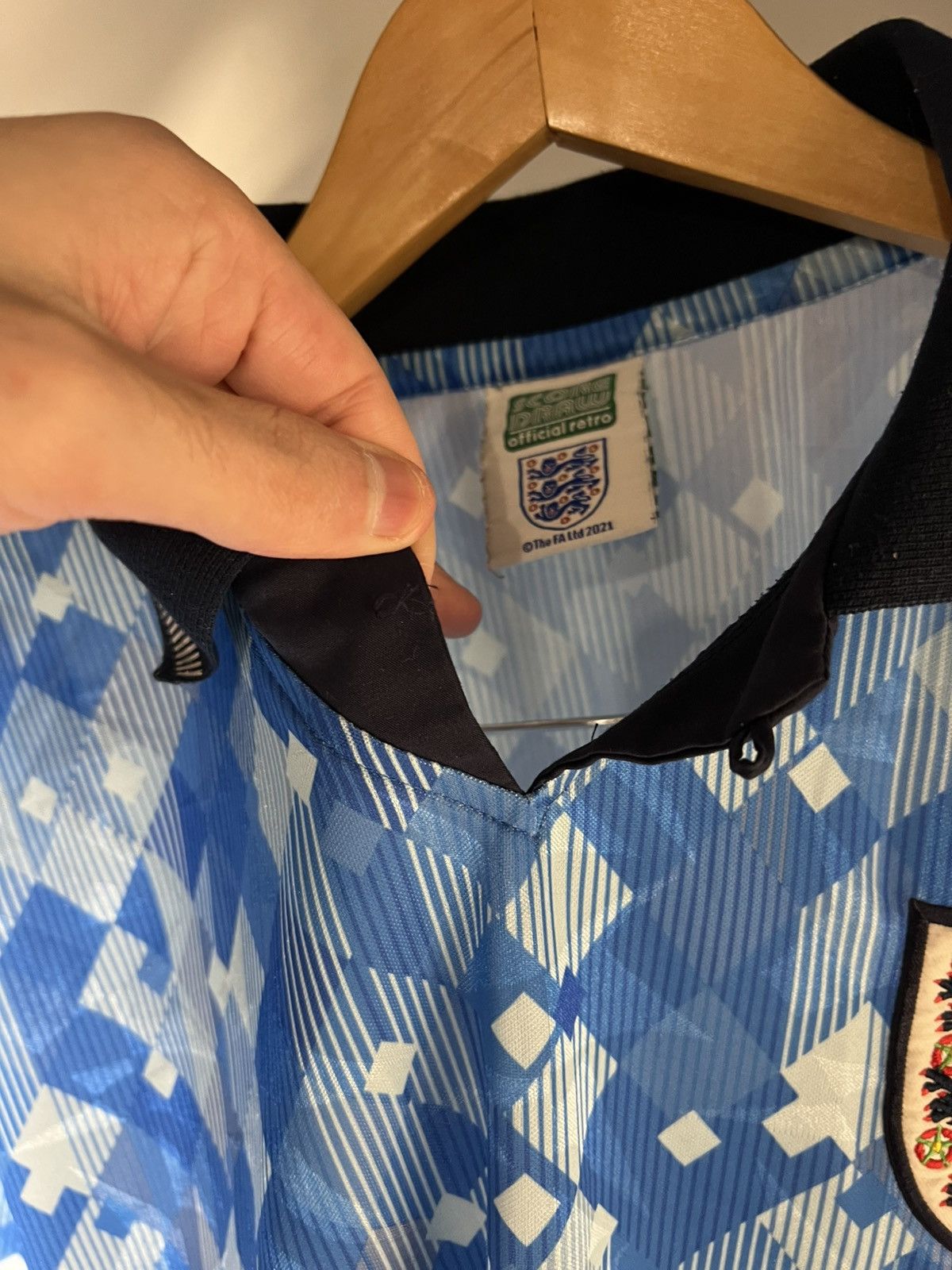 Vintage VERY RARE UMBRO ENGLAND RETRO SOCCER JERSEY MANCHESTER Y2K Size US L / EU 52-54 / 3 - 11 Thumbnail
