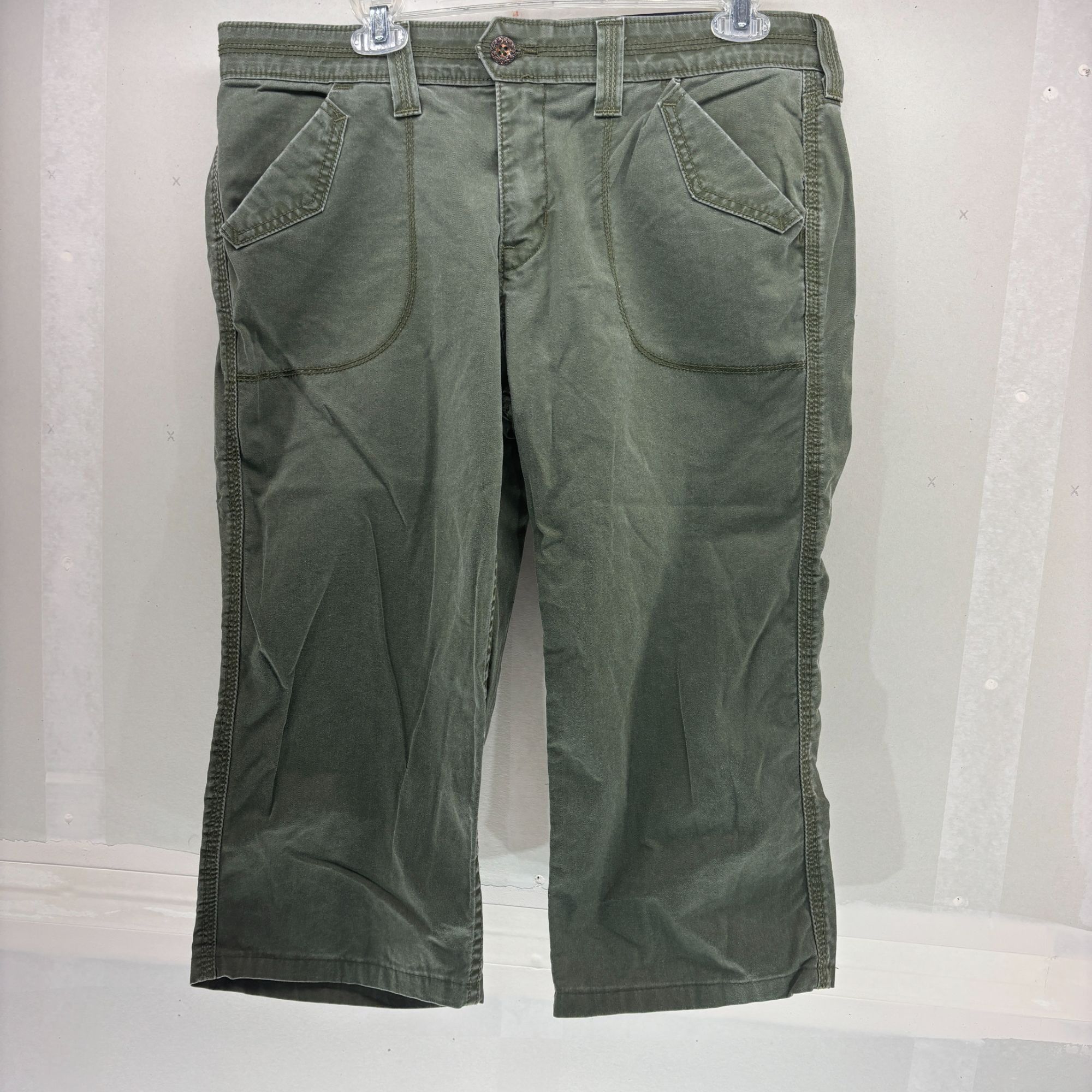 Levi's Levis Green Capri Pants Womens Size 14 Cotton & Elastane 36x Size 36" / US 14 / IT 50 - 1 Thumbnail