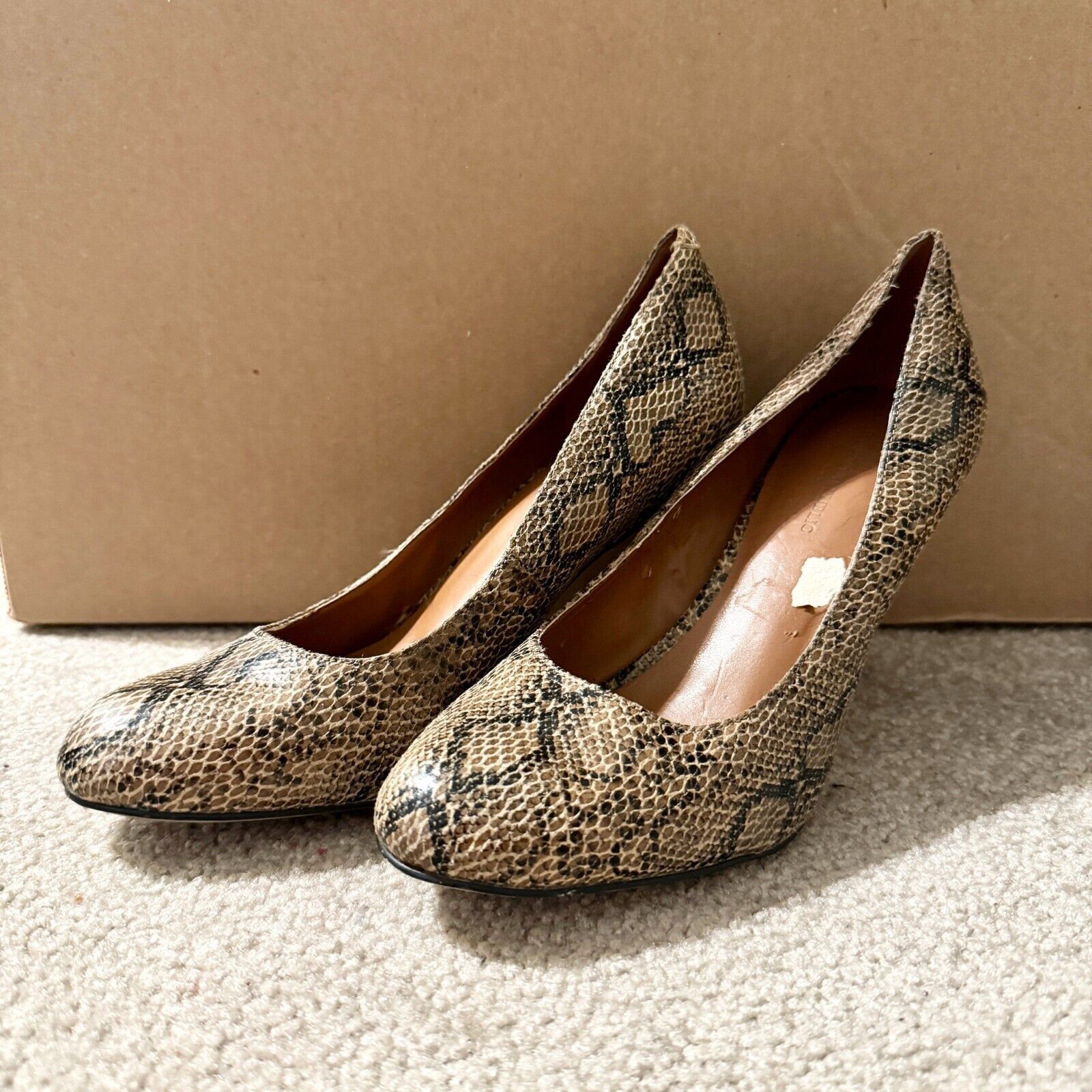Banana Republic Banana Republic Size 7 Closed Round Toe Factory Stilletto Size US 7 / IT 37 - 1 Thumbnail