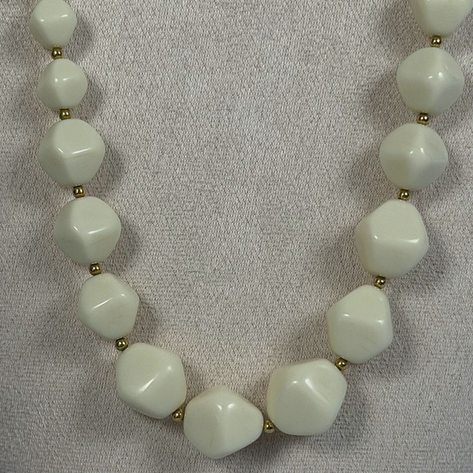 Vintage VTG Avon Nugget Necklace 24" Chunky Cream Graduated Beads Size ONE SIZE - 4 Thumbnail