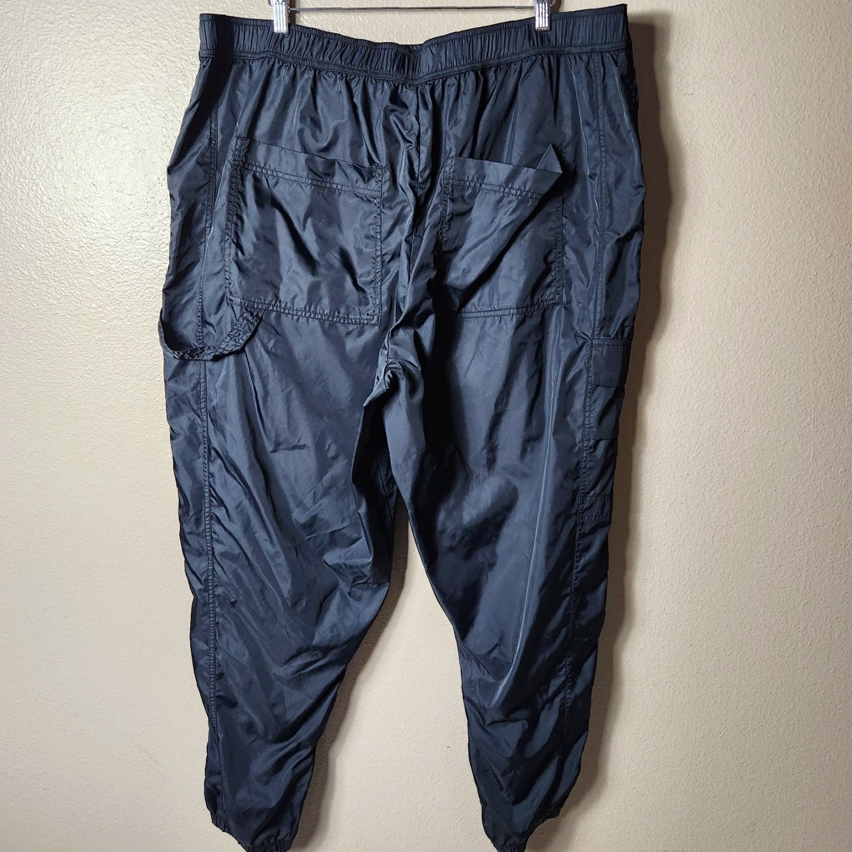 Fabletics Fabletics Womens |2X| Black Nylon High Rise Cargo Joggers Size 40" / US 18 - 7 Thumbnail