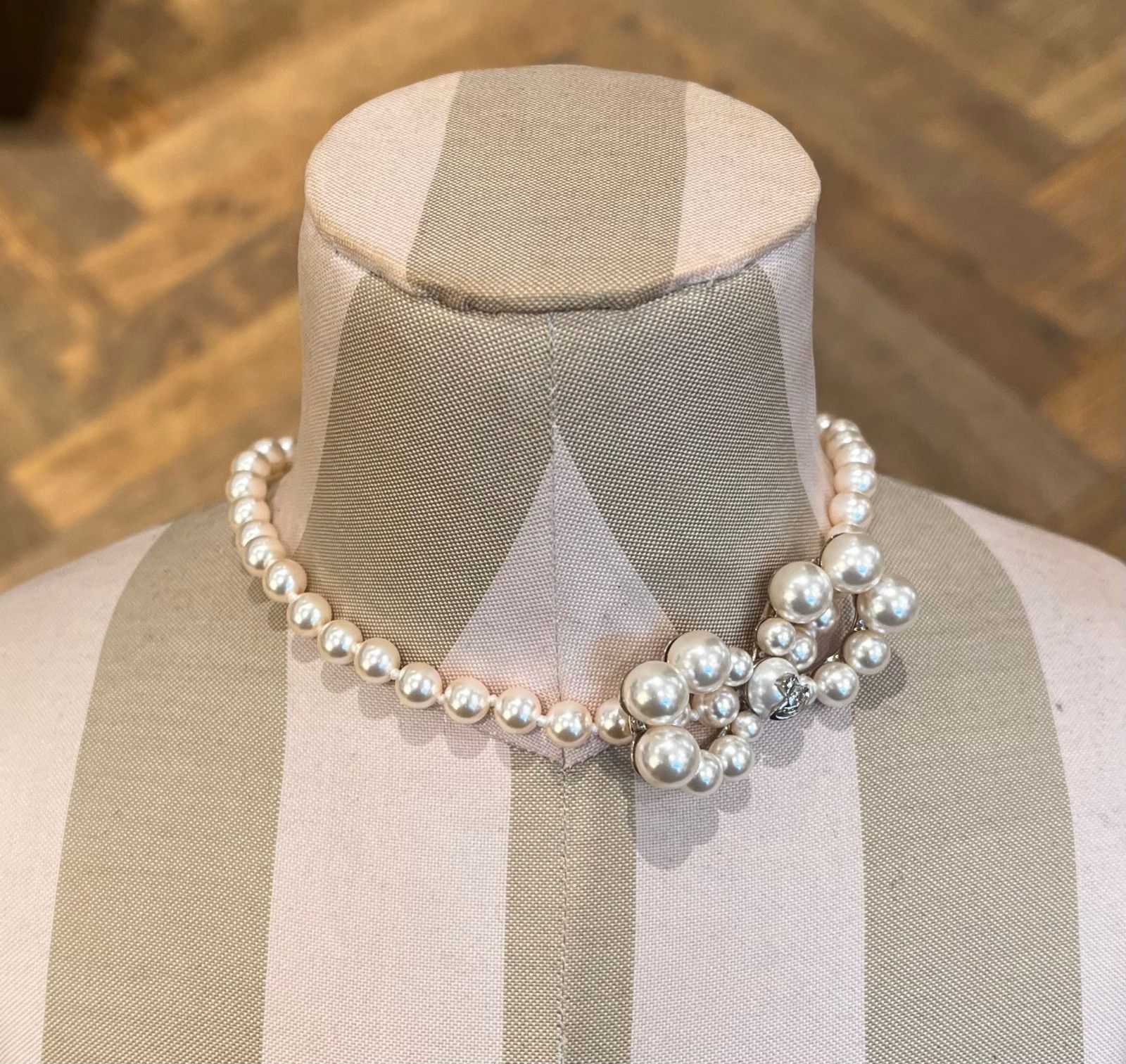 Vivienne Westwood o1f1d3z0525 Size: OS / Viviana Choker Necklace Silver/White Size ONE SIZE - 1 Preview