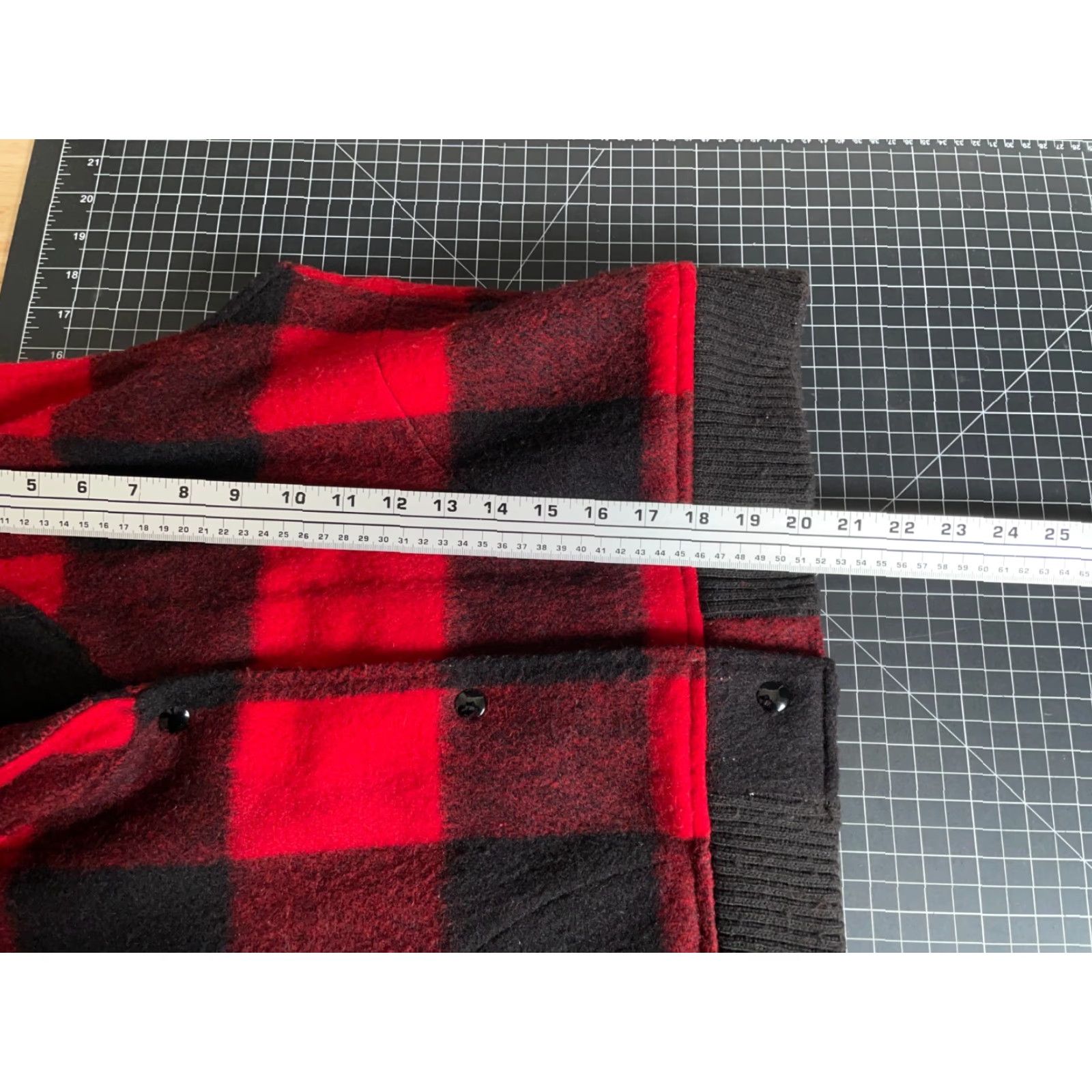 Vintage Woolrich 80s Wool Vest Women's Large Red Black Buffalo Plaid Snap Button USA Tag Wool Vest Size L / US 10 / IT 46 - 6 Thumbnail