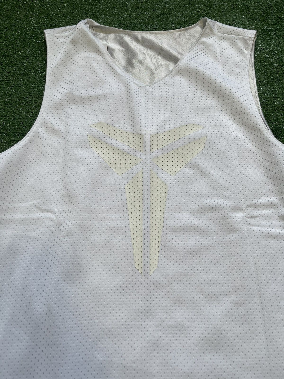 Nike Nike Kobe Bryant Mamba Dri-FIT White Reversible Jersey Size US XL / EU 56 / 4 - 5 Thumbnail