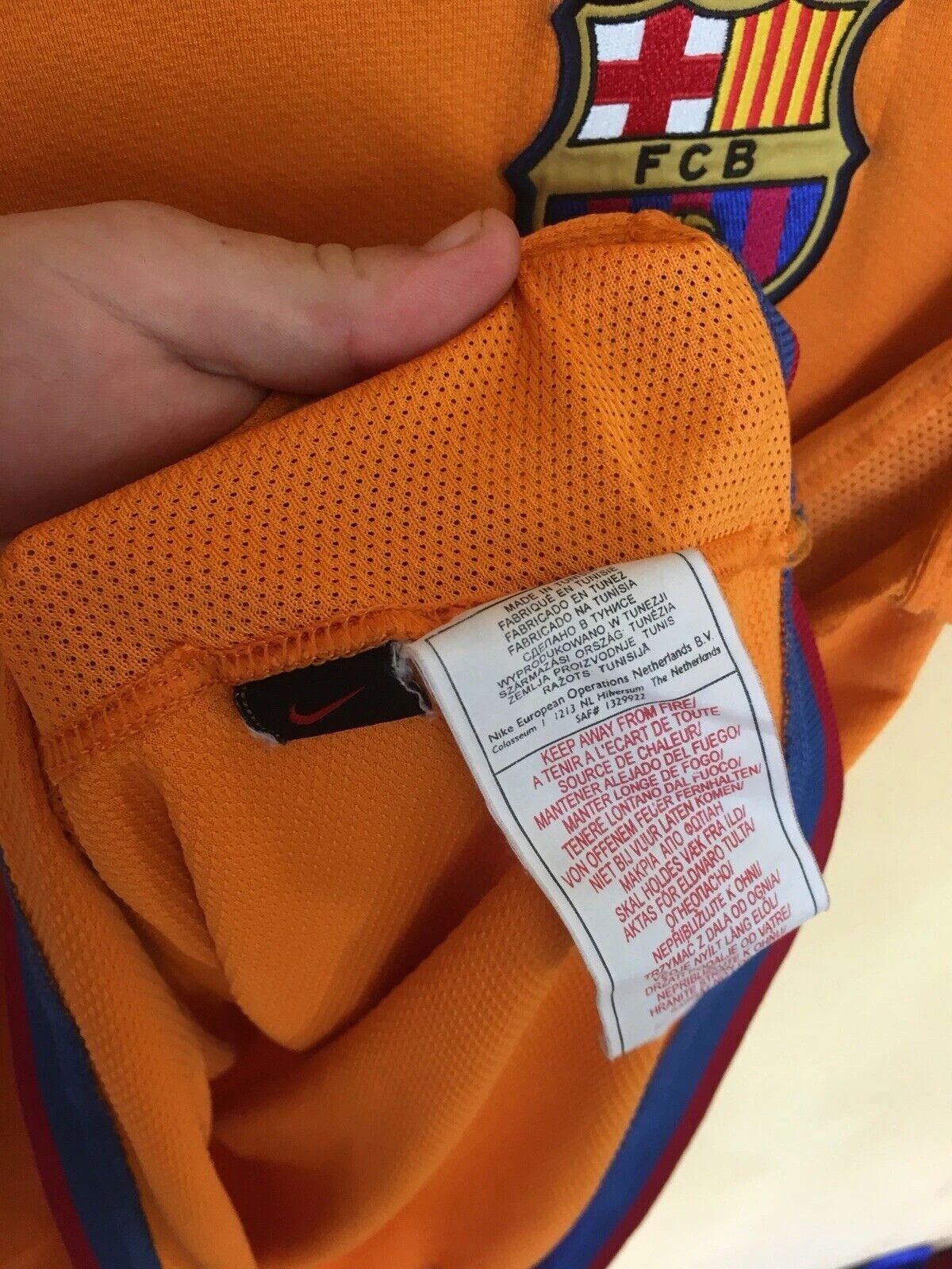 Nike VINTAGE FC BARCELONA 2006/2008 AWAY FOOTBALL JERSEY SOCCER Size US S / EU 44-46 / 1 - 8 Thumbnail