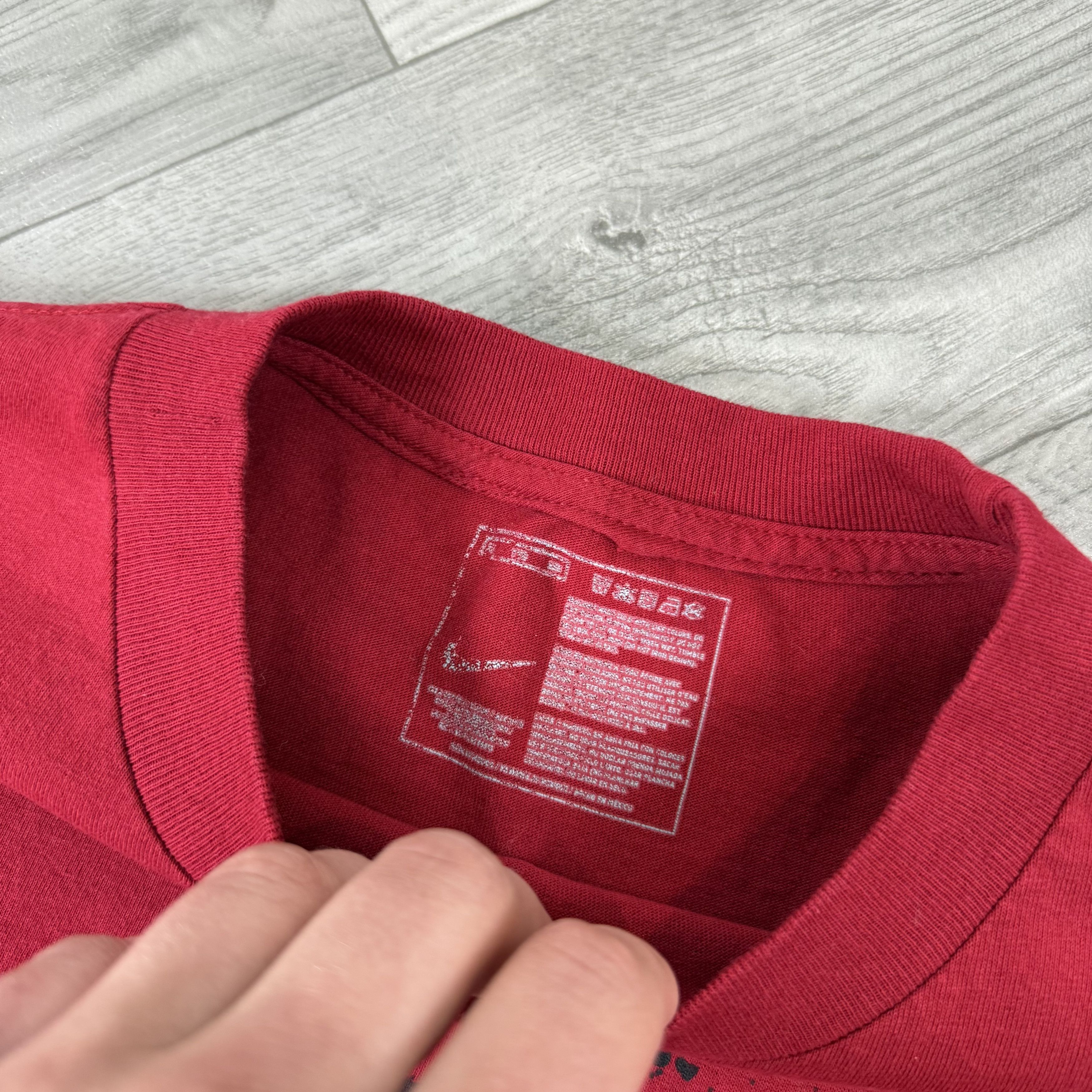 Nike Vintage Nike Basketball 90s Rare Red Graphic Heavy Tee Shirt Size US XL / EU 56 / 4 - 9 Thumbnail