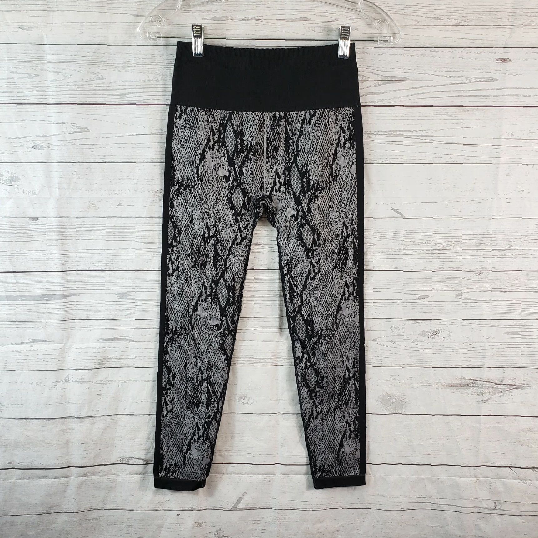 Fabletics Fabletics Womens High Waisted Seamless Snakeskin 7/8 Leggings Sz Small Black Size 28" / US 6 / IT 42 - 2 Thumbnail