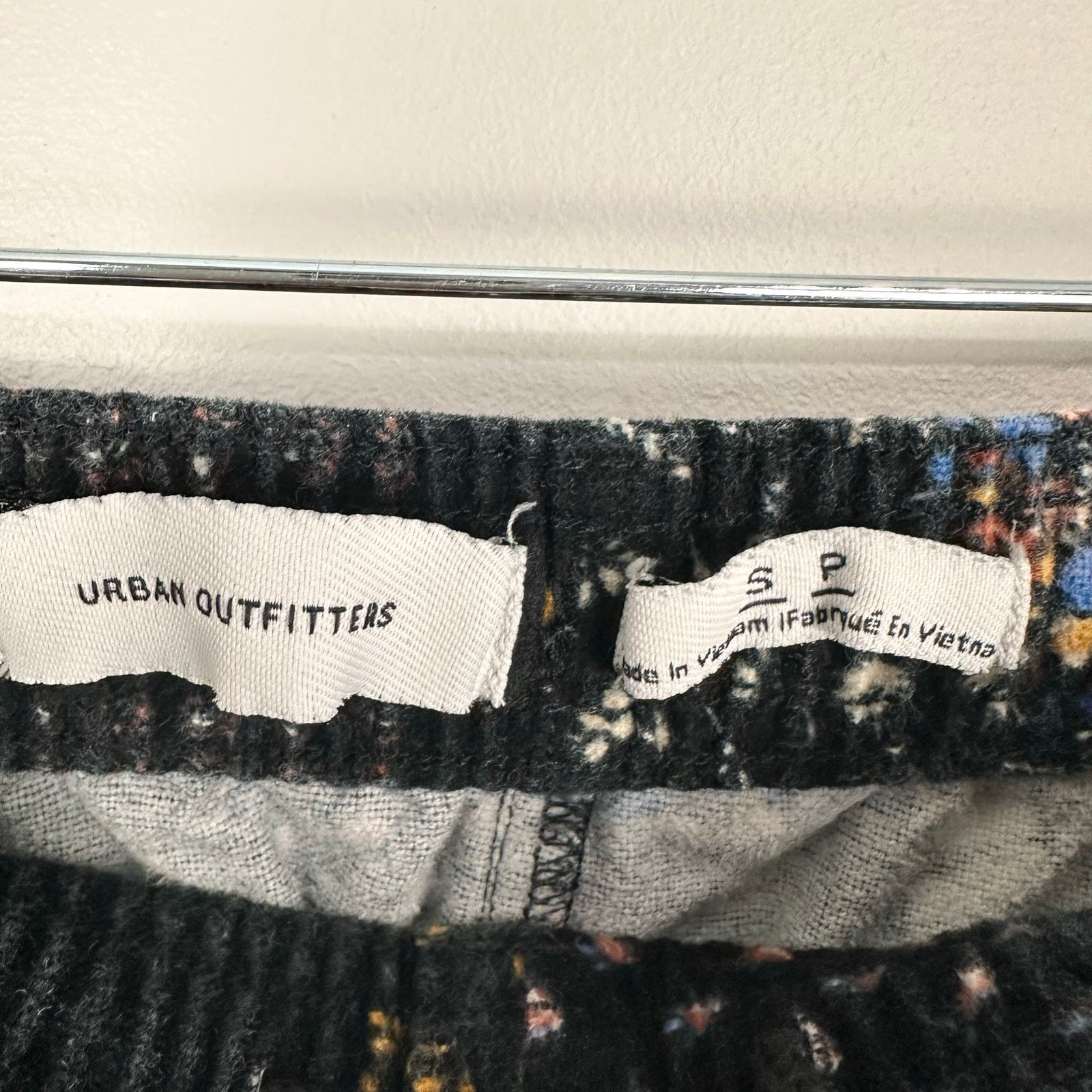 Urban Outfitters UO Mens Patchwork Floral Pattern Beach Casual Pant Sz Small Size US 26 / EU 42 - 4 Thumbnail