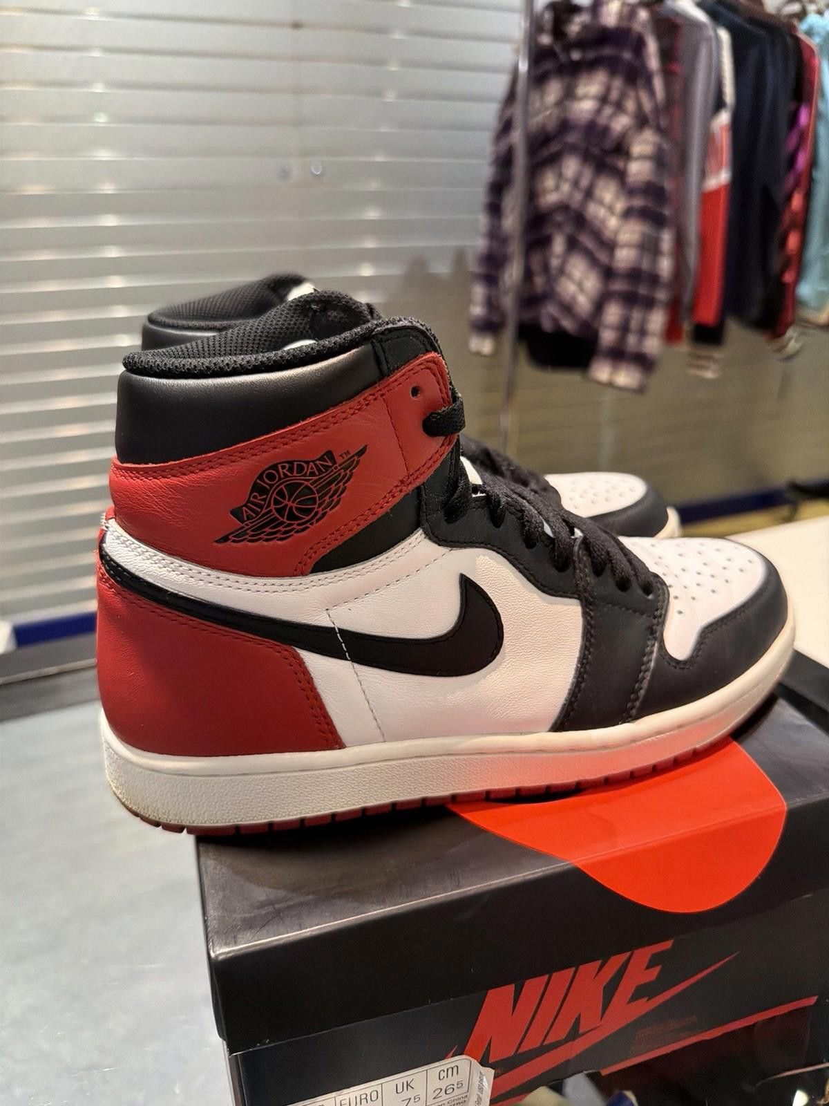 Jordan Brand Nike Air Jordan 1 Retro Black Toe Leather US 8.5 Men's Size US 8.5 / EU 41-42 - 4 Thumbnail