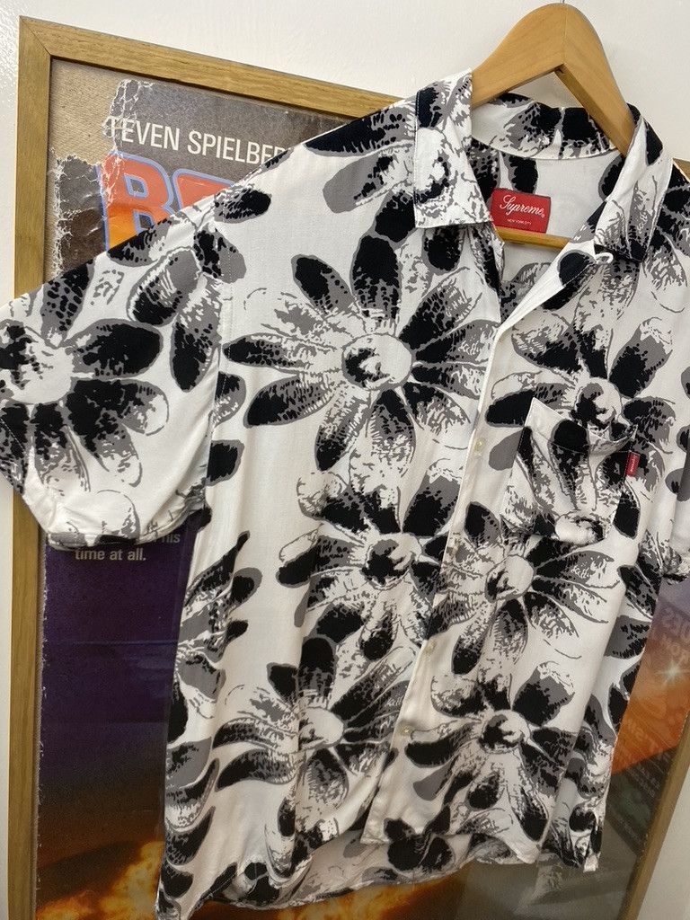 Supreme FW2017 Supreme Monochrome Daisy Floral Pattern Rayon Shirt Size US S / EU 44-46 / 1 - 5 Thumbnail
