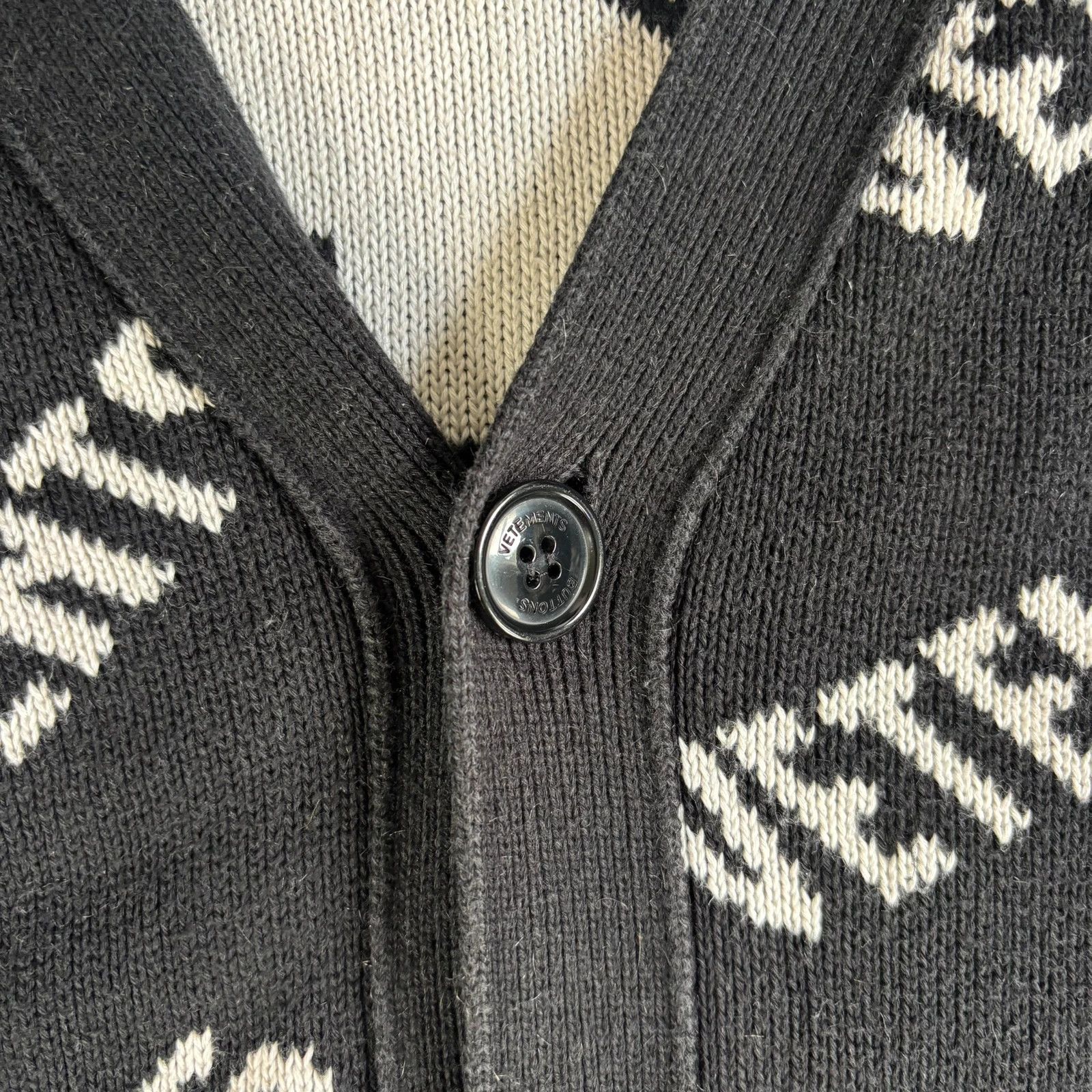 Vetements Vetements monogram logo cardigan Size US S / EU 44-46 / 1 - 5 Thumbnail
