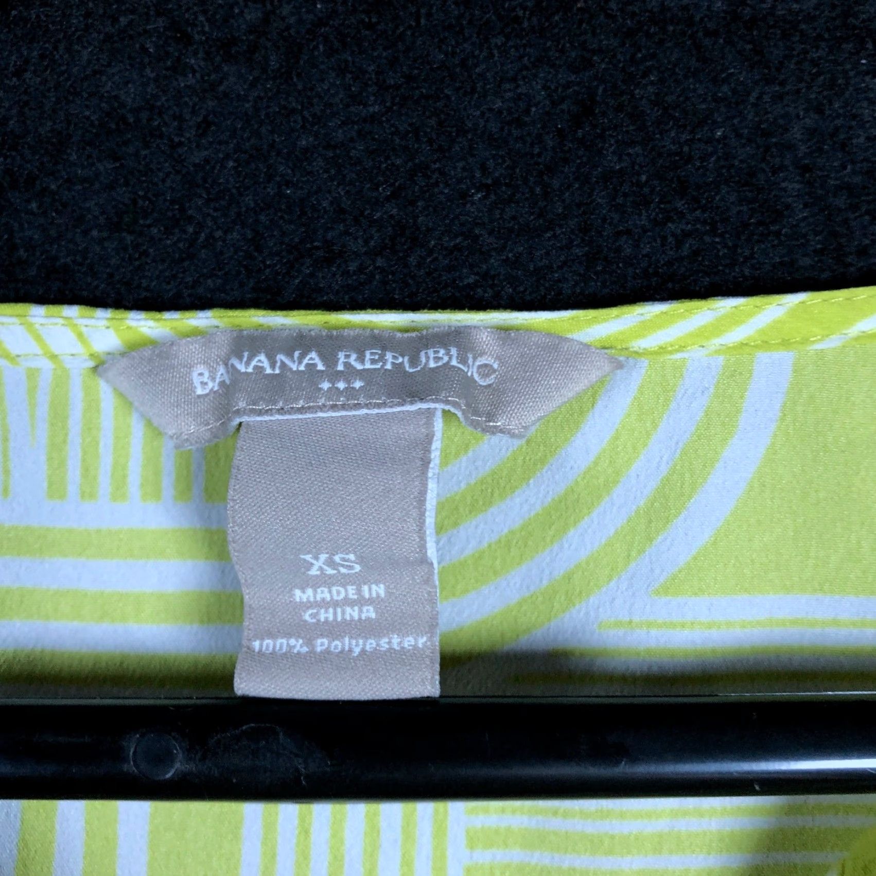 Banana Republic Banana Republic Blouse Women XS V-Neck Lightweight White Lime Green Geometric Pattern Sleeves Long Cultured Casual Workwear Office Size XS / US 0-2 / IT 36-38 - 6 Thumbnail