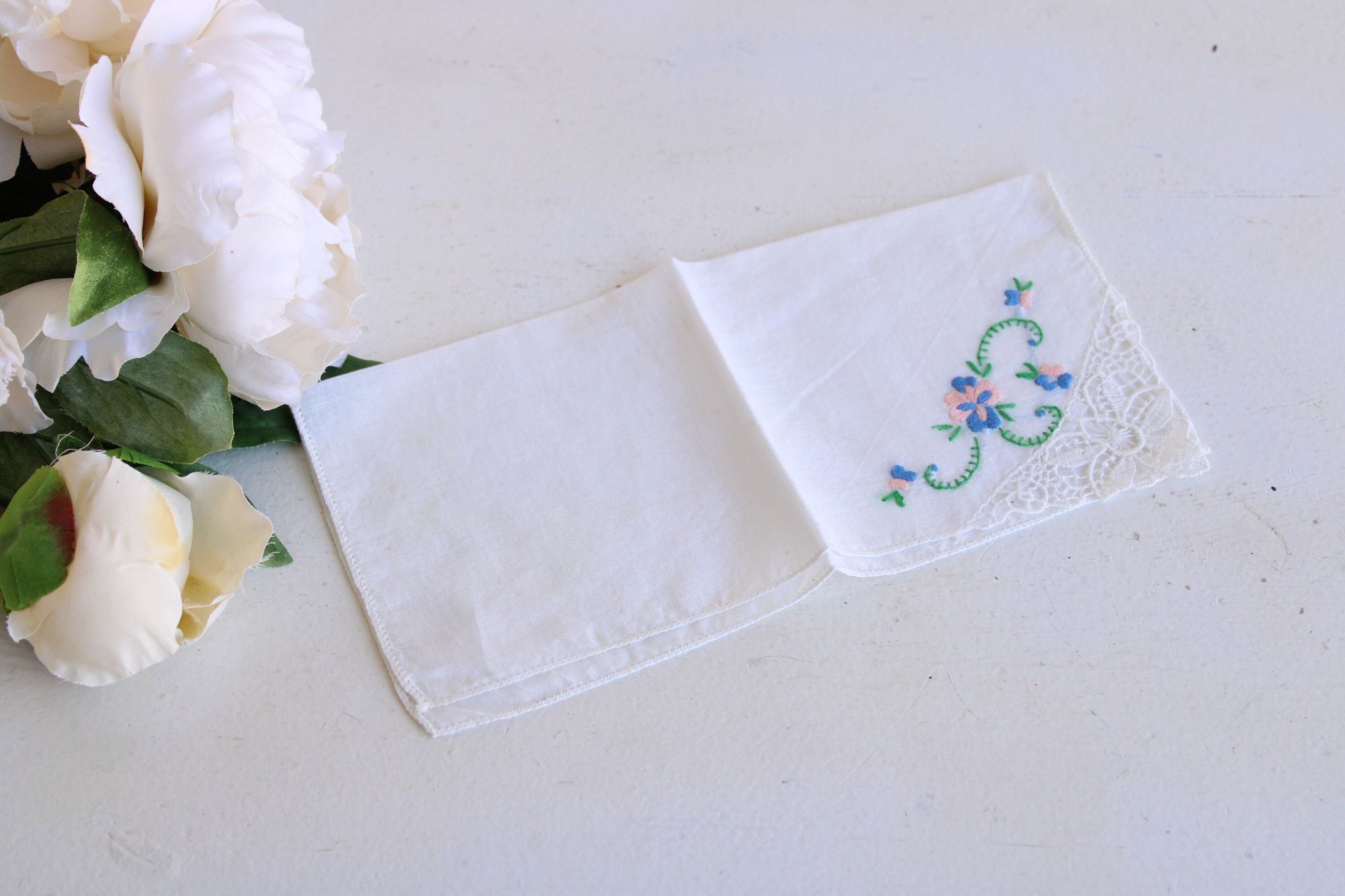 Vintage Vintage 1940s 1950s Handkerchief, White Lace And Floral Embr Size ONE SIZE - 9 Thumbnail