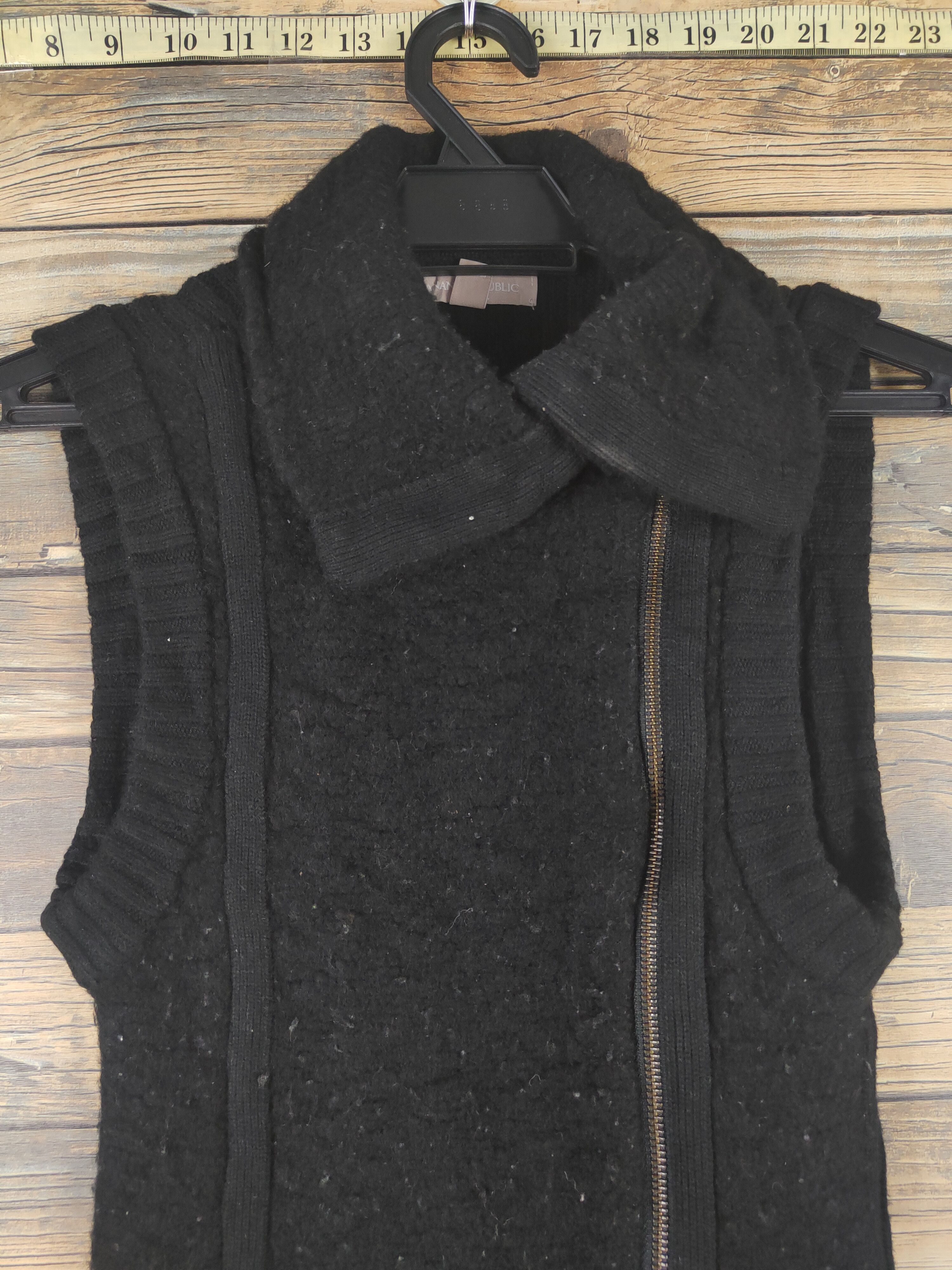 Aran Isles Knitwear × Banana Republic × Vintage Banana Republic Black Knitwear Biker Vests Size XS / US 0-2 / IT 36-38 - 2 Thumbnail
