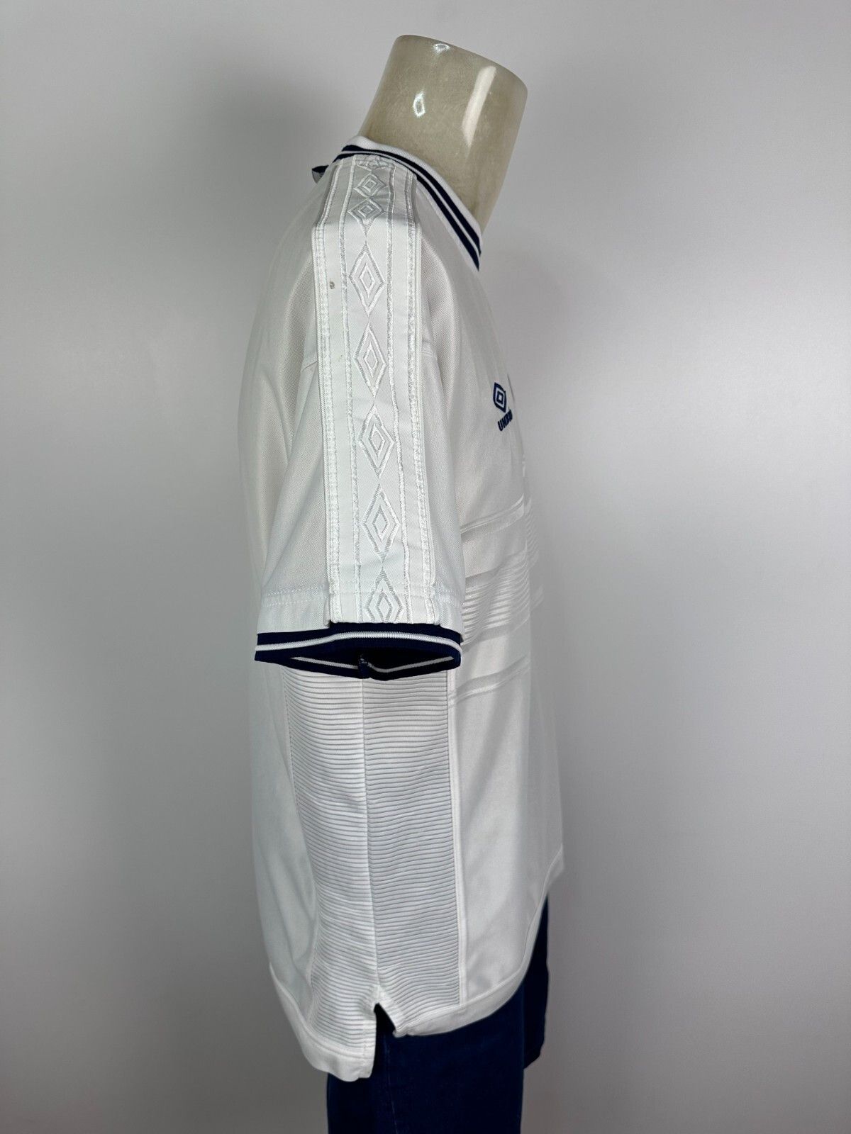 Umbro ENGLAND 1999 2001 FOOTBAL SHIRT SOCCER JERSEY UMBRO sz L Size US L / EU 52-54 / 3 - 10 Thumbnail