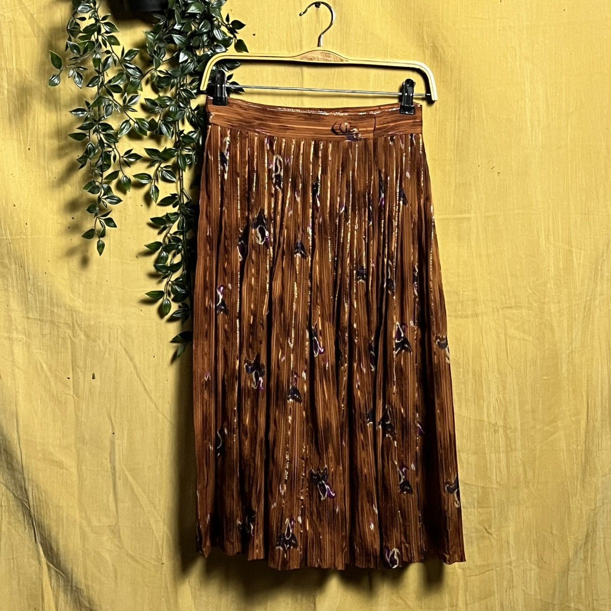 Salvatore Ferragamo × Vintage Vintage Salvatore Ferragamo Pleated Skirt Size 27" / US 4 / IT 40 - 1 Thumbnail