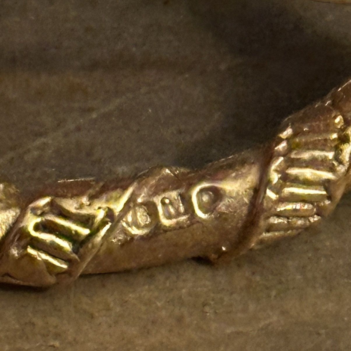 Vintage Vintage British Museum gold tone ribbon heart brooch Size ONE SIZE - 3 Thumbnail