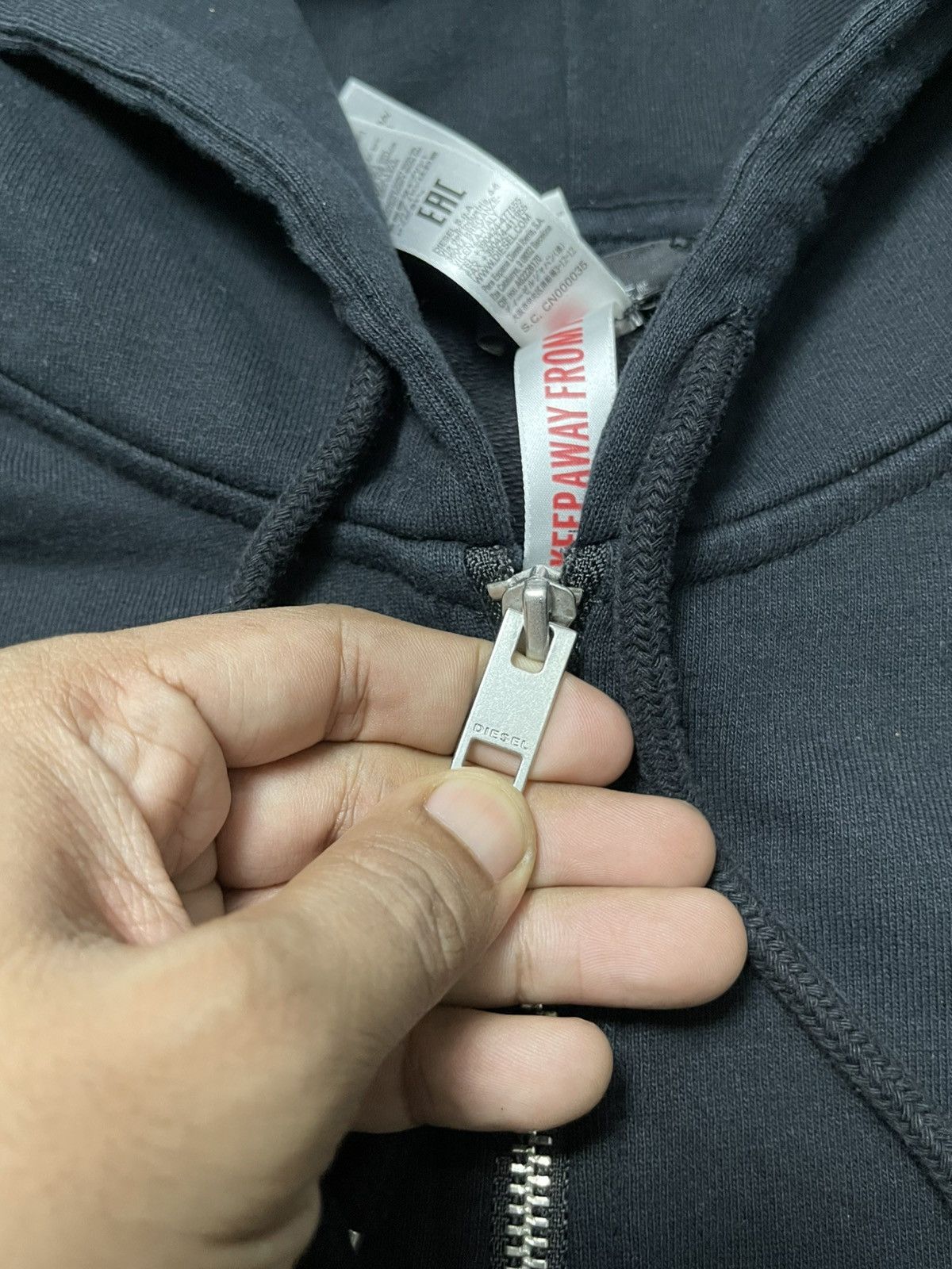 Diesel 00s DIESEL “ONLY THE BRAVE” SPELLOUT SLEEVE ZIP UP HOODIE Size US M / EU 48-50 / 2 - 7 Thumbnail