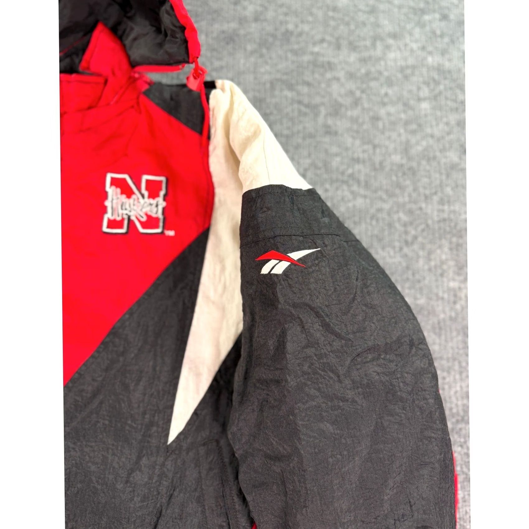 Reebok VINTAGE Reebok Nebraska Huskers Jacket Mens M Red Black Puffer Hooded NCAA Size US M / EU 48-50 / 2 - 2 Thumbnail