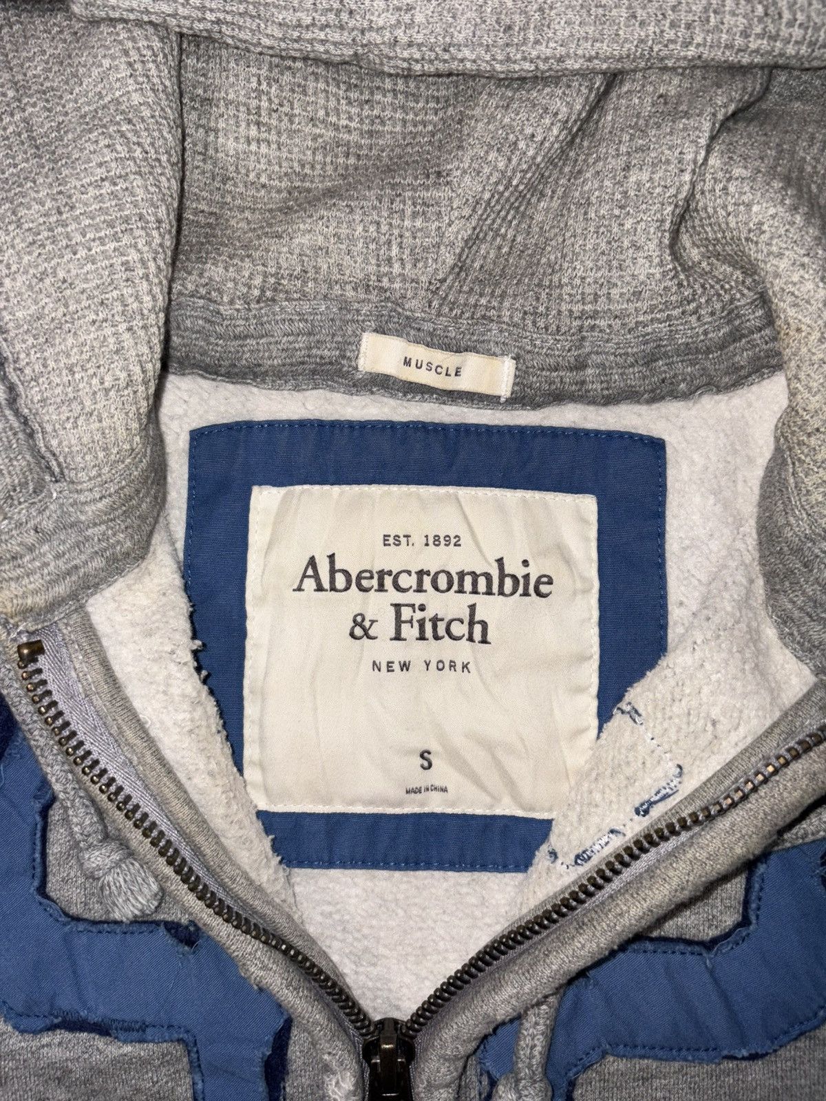 Abercrombie & Fitch Vintage Abercrombie& Fitch Distressed MuscleFit ZipUp Hoodie Size US S / EU 44-46 / 1 - 7 Thumbnail