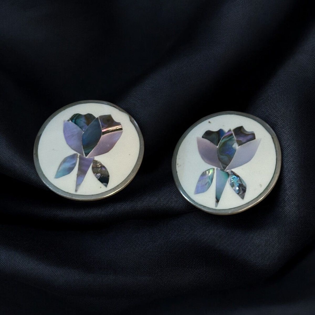 Vintage Vintage Alpaca Mexico silver MOP flower clip on earrings Size ONE SIZE - 1 Thumbnail
