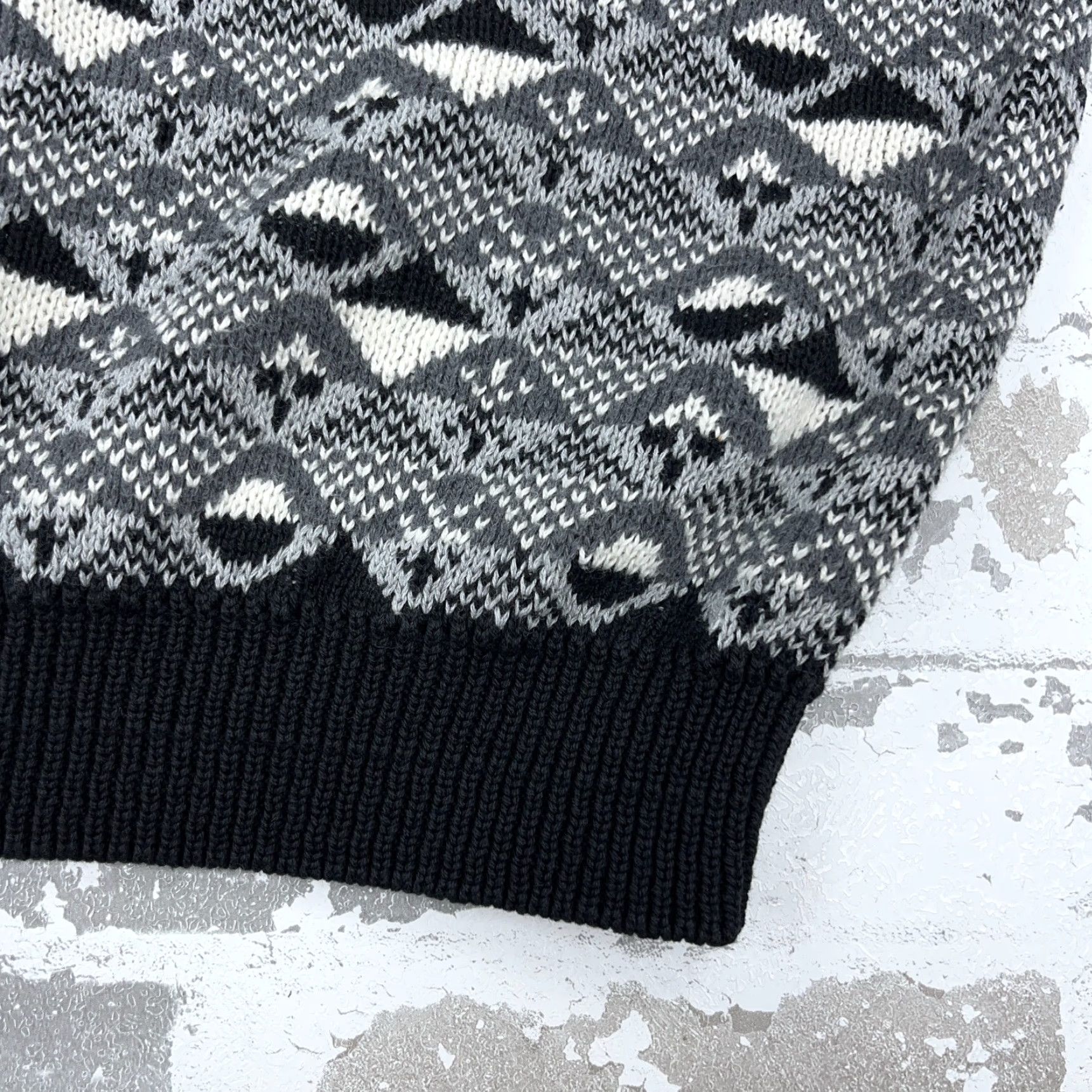 Vintage VINTAGE Tony Lambert Sweater Men L Black Gray Knit Geometric 90s Pullover Crew Neck Embroidered Logo Size US L / EU 52-54 / 3 - 4 Thumbnail