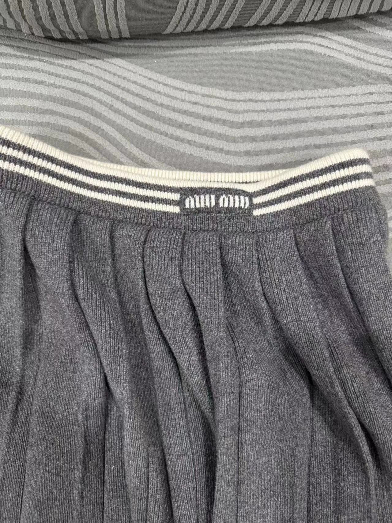 Miu Miu MIU MIU Cashmere Pleated Skirt New Worn Once No Tags Size 26" / US 2 / IT 38 - 2 Thumbnail