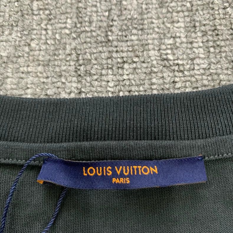 Louis Vuitton Louis Vuitton Black manual bottom short sleeve Size US L / EU 52-54 / 3 - 3 Thumbnail