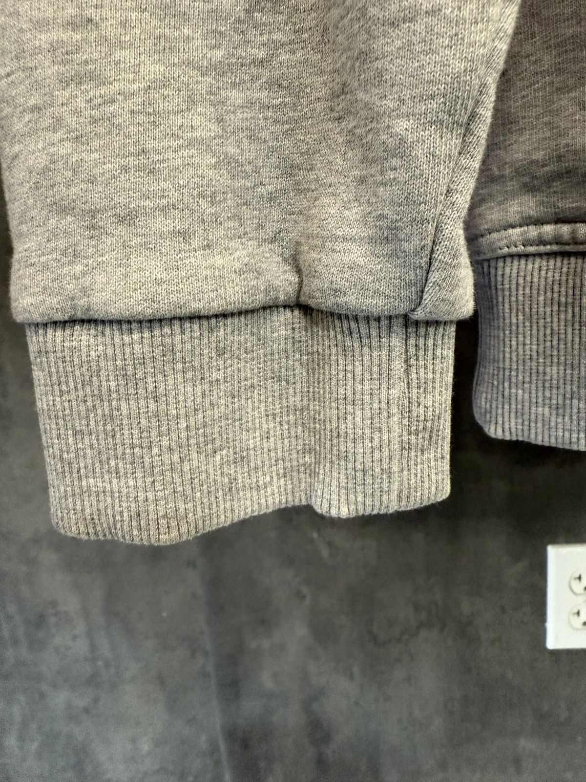 Burberry BURBERRY GREY CREWNECK SIZE L Size US L / EU 52-54 / 3 - 4 Thumbnail