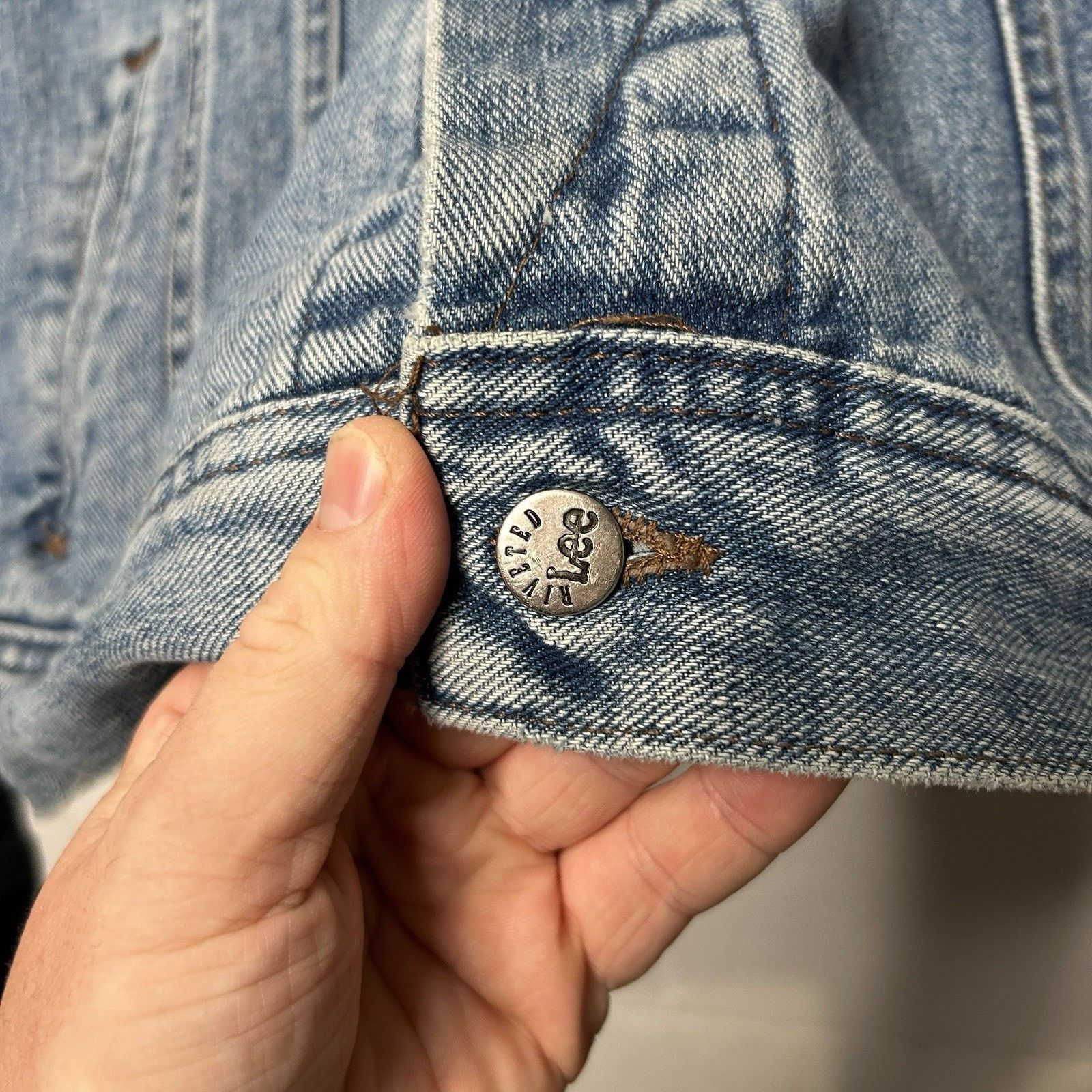 Vintage Vintage Lee Riveted Denim Trucker Jacket “Light Wash” Size US XL / EU 56 / 4 - 5 Thumbnail