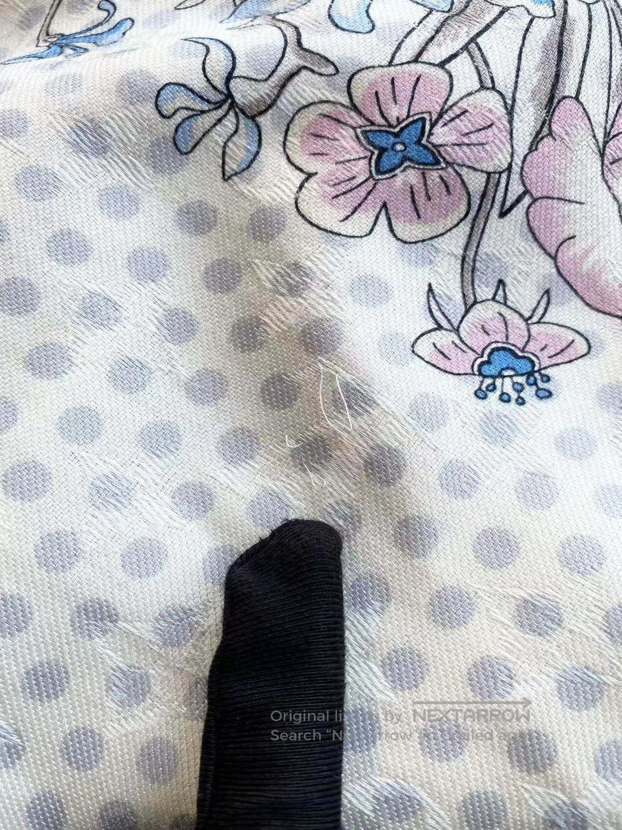 Louis Vuitton Louis Vuitton Floral polka dot scarf| Size ONE SIZE - 6 Thumbnail