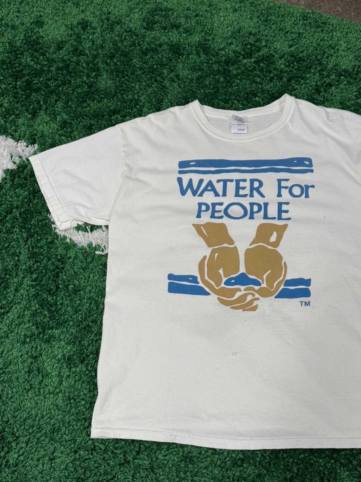 Vintage Vintage Water for The People Hands Gildan Tee Large Design Size US L / EU 52-54 / 3 - 2 Thumbnail