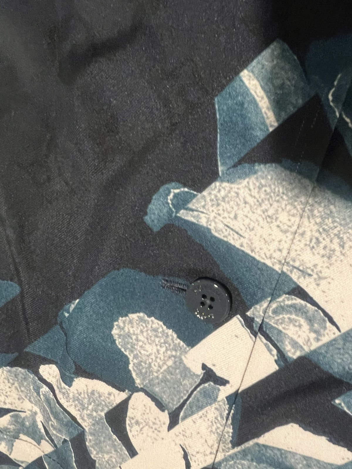 Louis Vuitton Louis Vuitton men’s monogram oversized shirt. XS. $2100 Size US XS / EU 42 / 0 - 3 Thumbnail