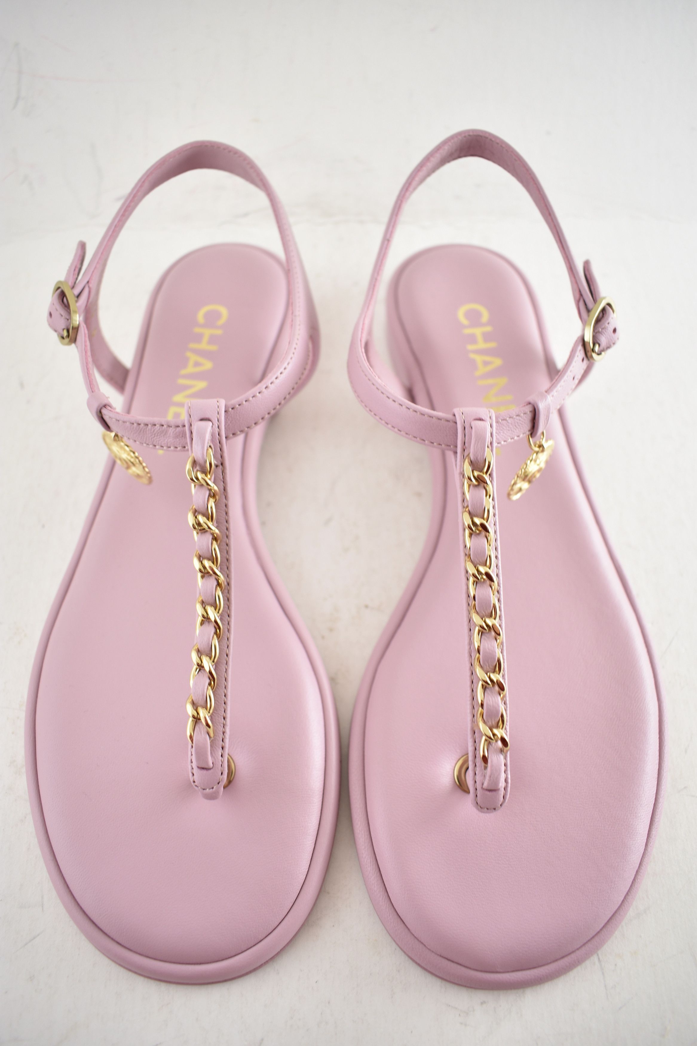 Chanel Chanel 24B Lilac Pink Gold CC Logo Flat Thong Sandal 39.5 Size US 9.5 / IT 39.5 - 3 Thumbnail