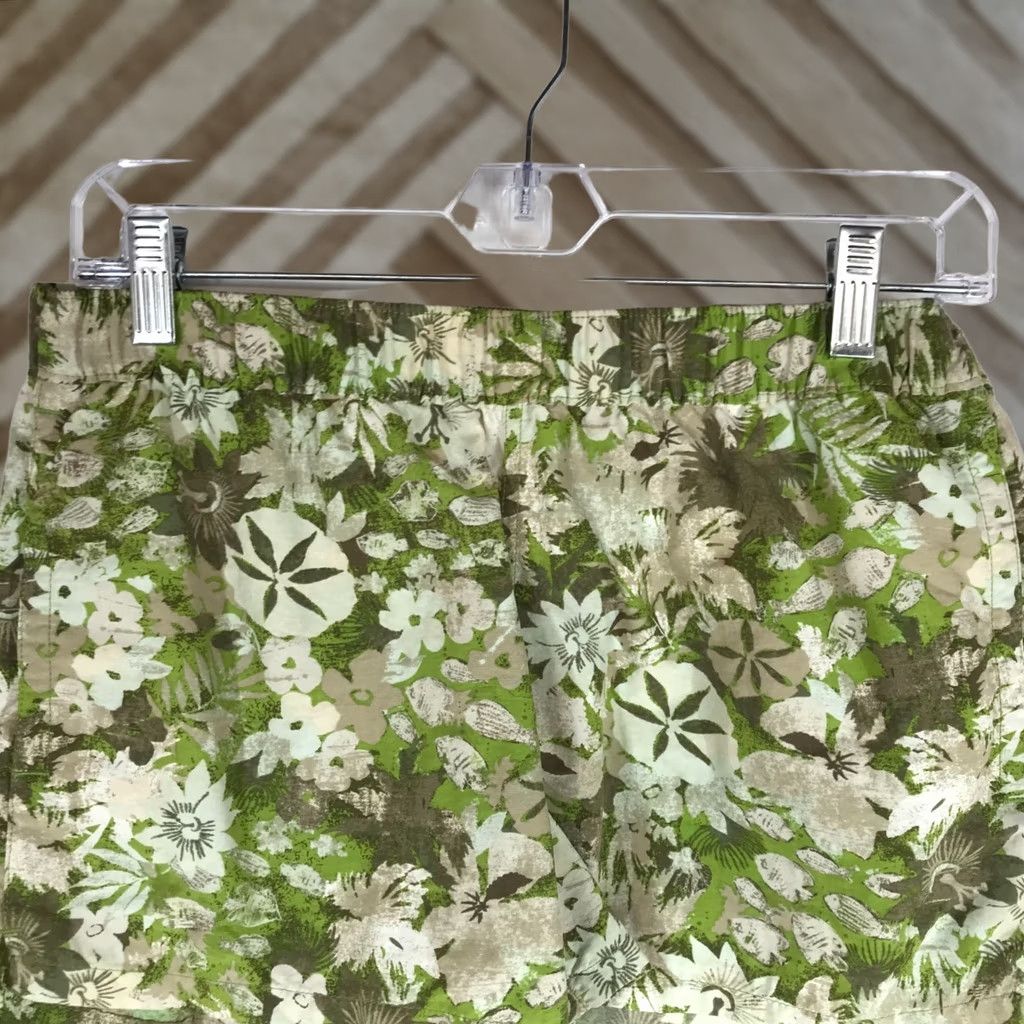 Patagonia Patagonia Womens Medium Green Floral Pull-On Shorts - Baggies Size 32" / US 10 / IT 46 - 1 Thumbnail