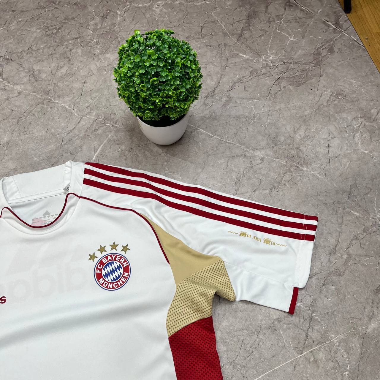 Adidas Vintage Adidas 2011/2012 Bayern Munich Football T-Shirt Size US L / EU 52-54 / 3 - 20 Thumbnail