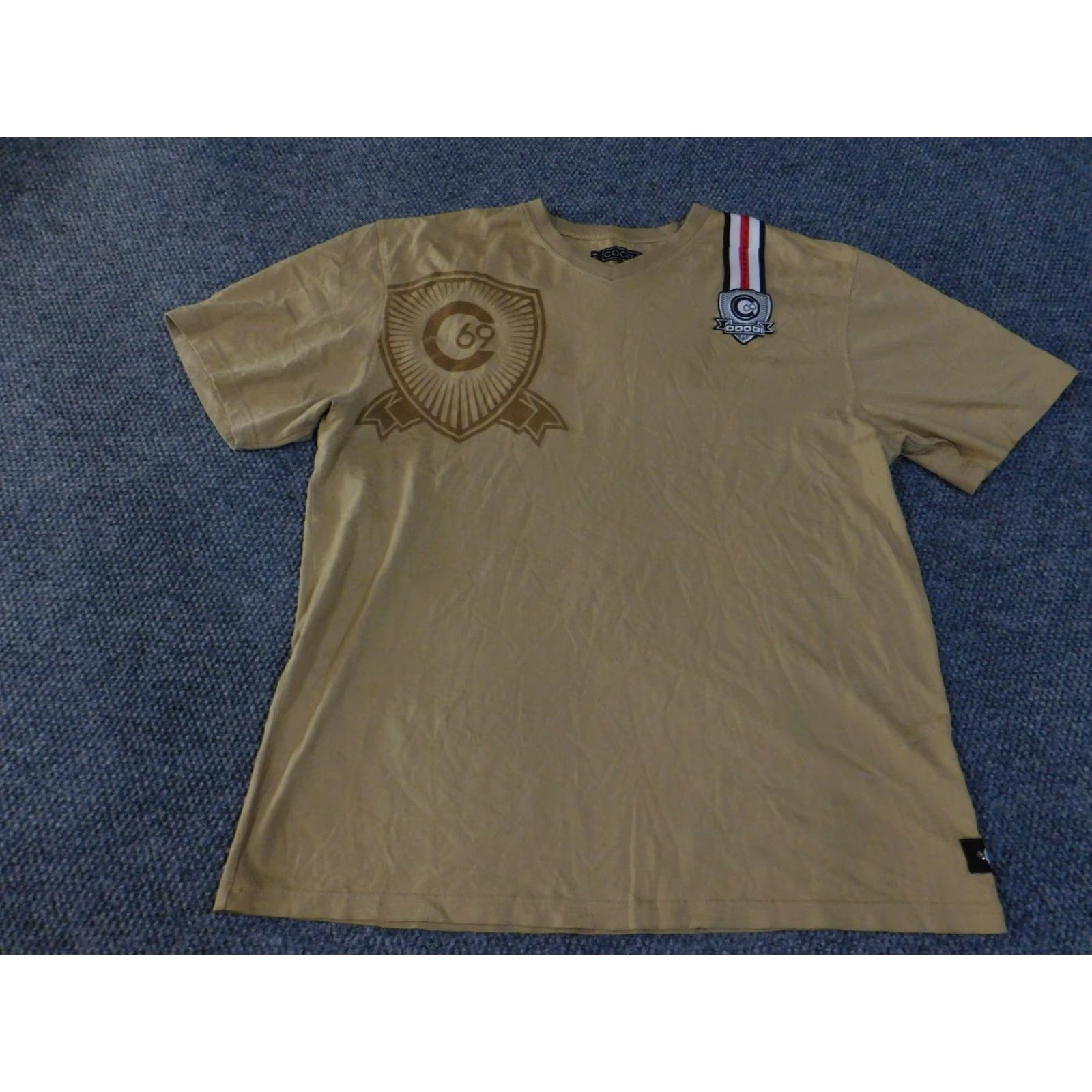 Coogi VINTAGE COOGI Shirt Mens 2XL Khaki Brown Graphic Crest Patch Tee V Neck 100% Cotton XXL Mens Tee Size US XXL / EU 58 / 5 - 3 Thumbnail