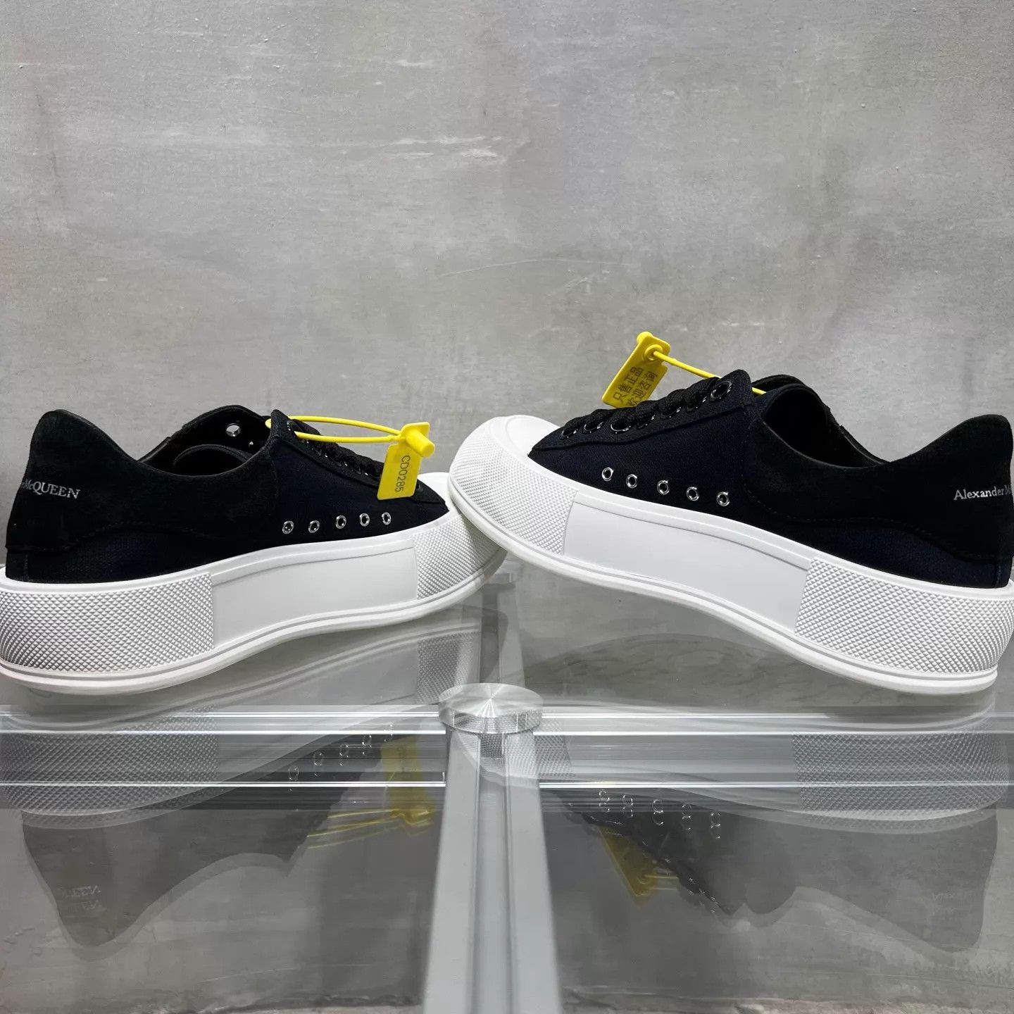 Alexander McQueen Alexander McQueen Canvas Sneaker Black & White 38 Size US 7.5 / IT 37.5 - 5 Thumbnail