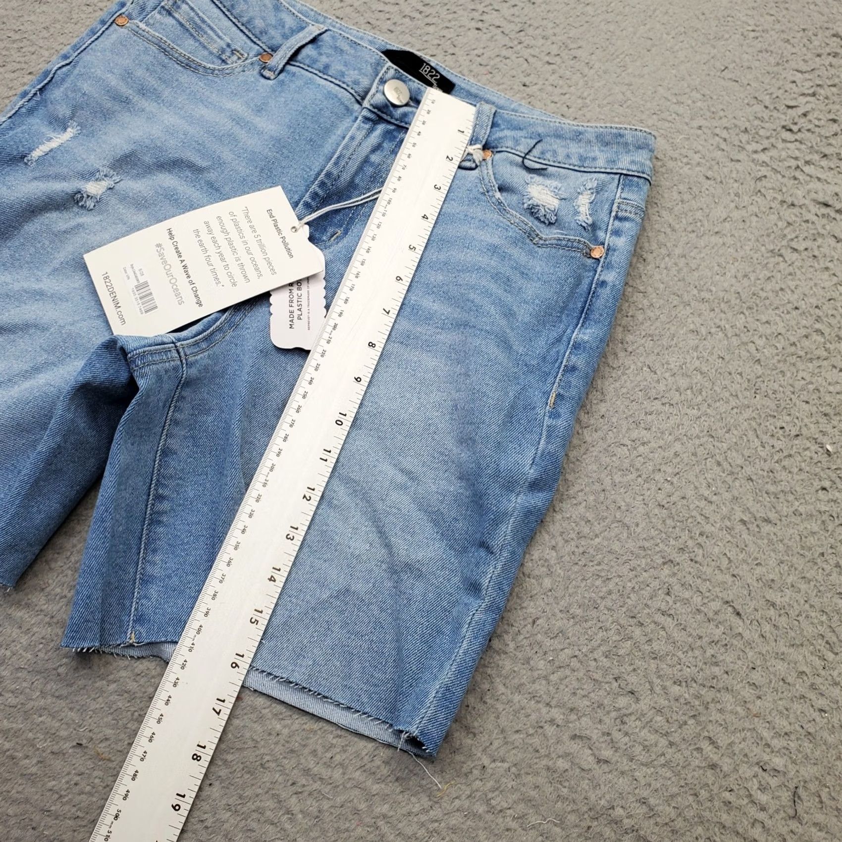 Vintage 1822 Denim Womens 6 Bermuda Shorts High Rise 5 Pocket Denim Blue Size 6 Pockets 6.75" Inseam Summer Style: Bermuda Women’s Size 6 Blue Size 28" / US 6 / IT 42 - 3 Thumbnail