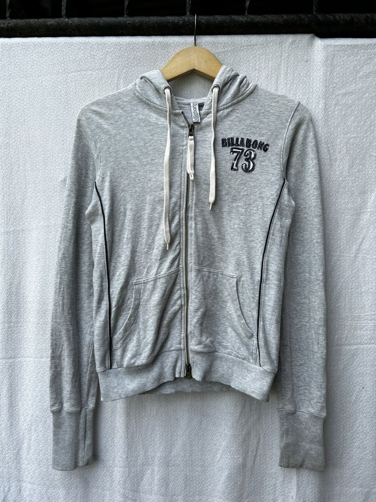 20471120 × Billabong × Japanese Brand Billabong Number 73 Hoodie Zip Up Style Size US S / EU 44-46 / 1 - 1 Thumbnail