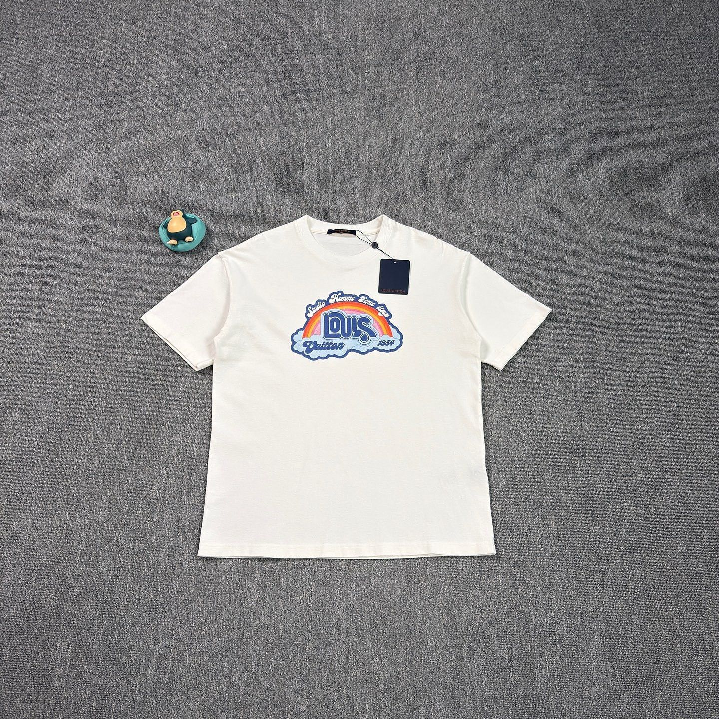 Louis Vuitton Louis Vuitton Rainbow Logo T-Shirt Size L Size US L / EU 52-54 / 3 - 1 Thumbnail