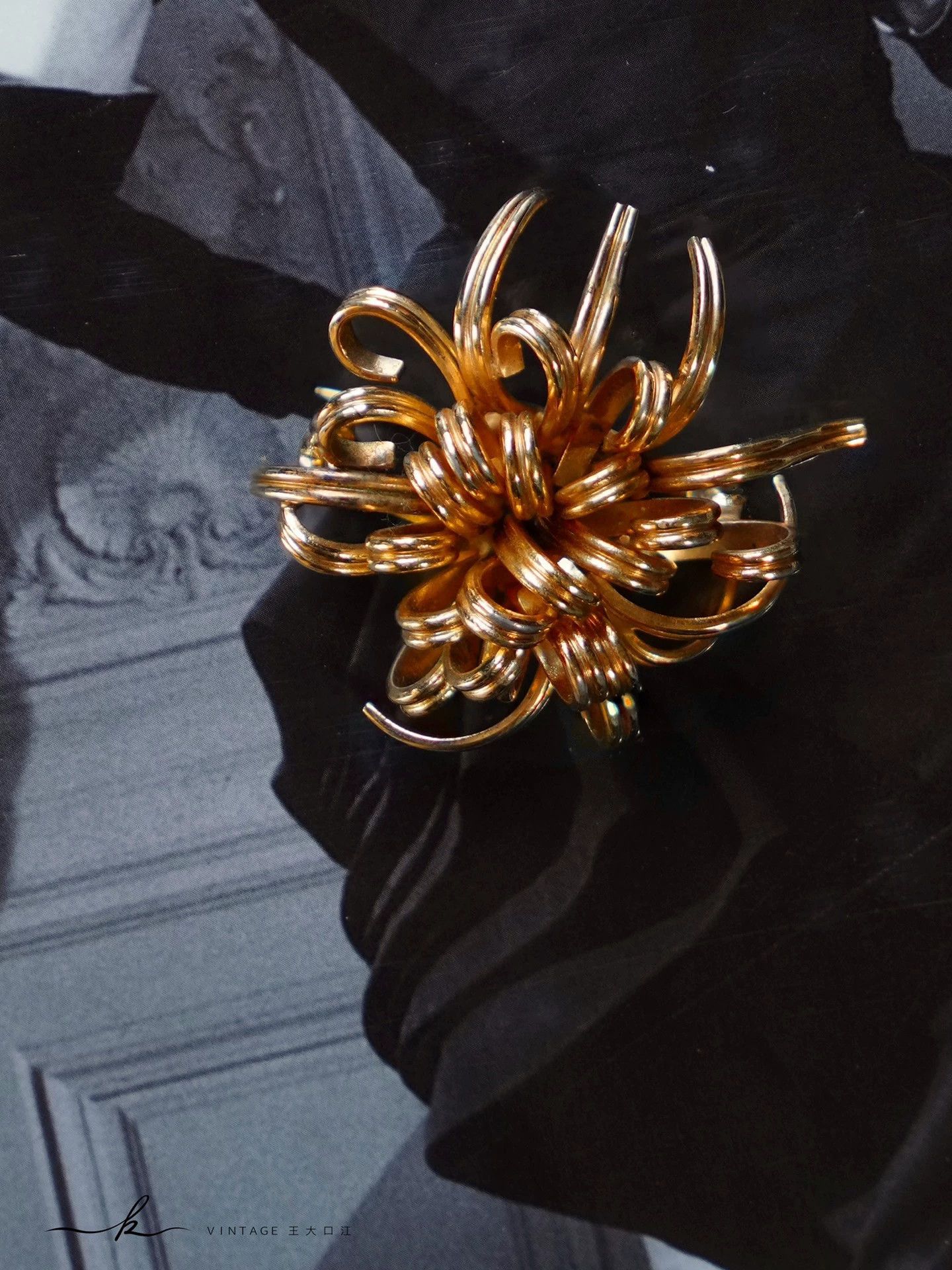 Christian Dior Monsieur Christian Dior 1965 Vintage 3D Gold Chrysanthemum Brooch Size ONE SIZE - 5 Thumbnail
