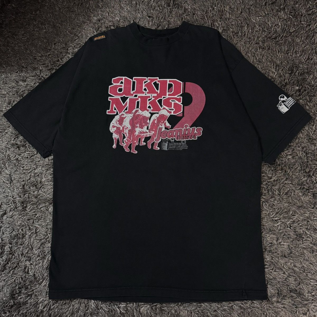 Akademiks Y2K Akademiks Black and Red T Shirt Size US XXL / EU 58 / 5 - 1 Thumbnail