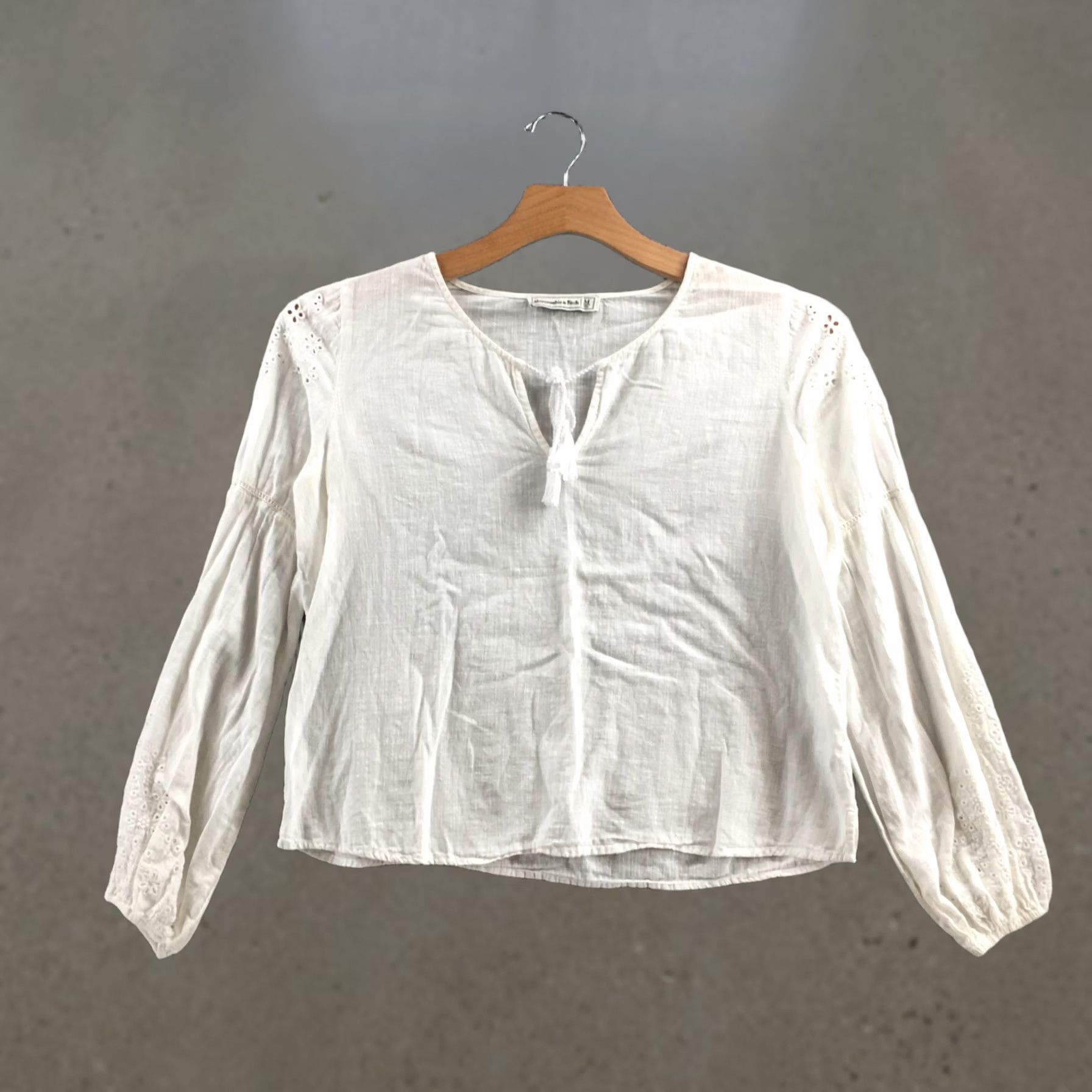 Abercrombie & Fitch Abercrombie & Fitch Blouse Top Womens M White Cotton Long Sleeve V-Neck Casual Size M / US 6-8 / IT 42-44 - 1 Thumbnail