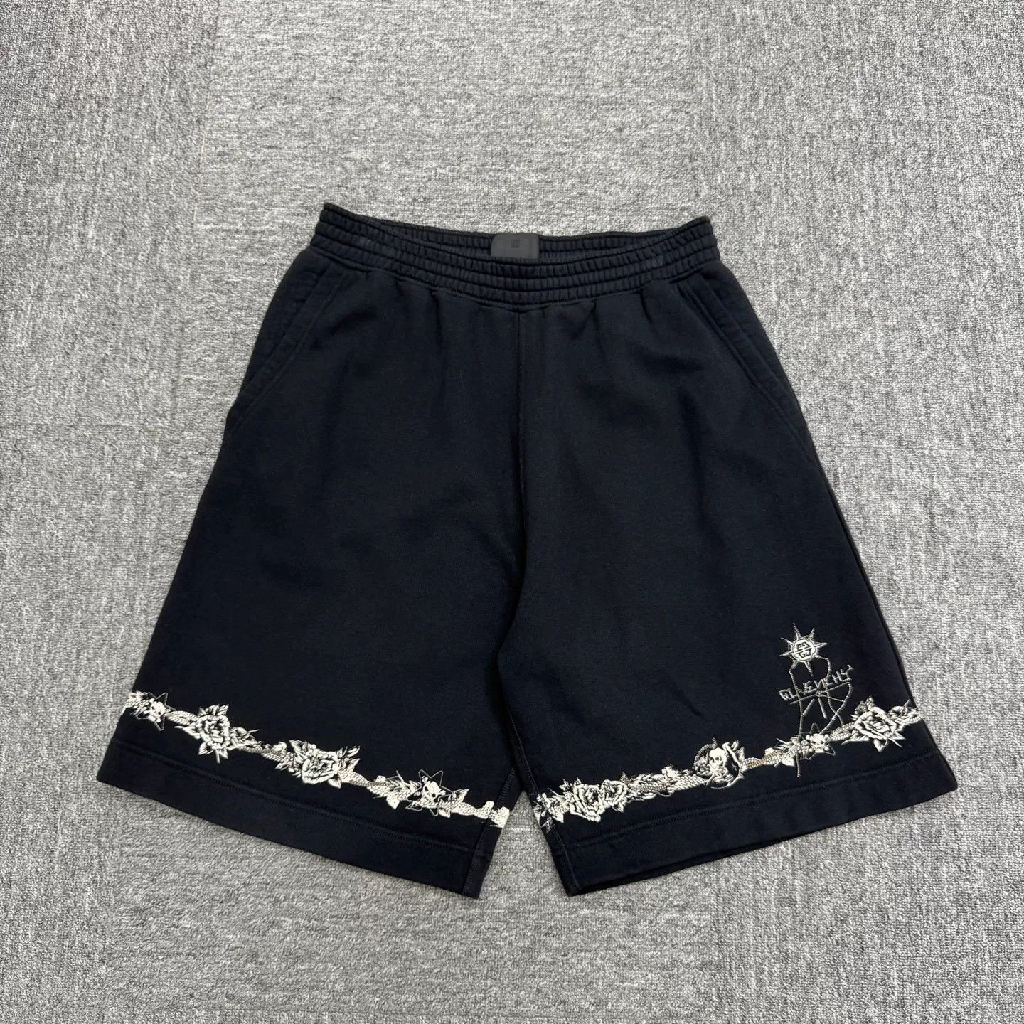 Givenchy Givenchy Chain Decor Print Shorts Size US 36 / EU 52 - 1 Thumbnail
