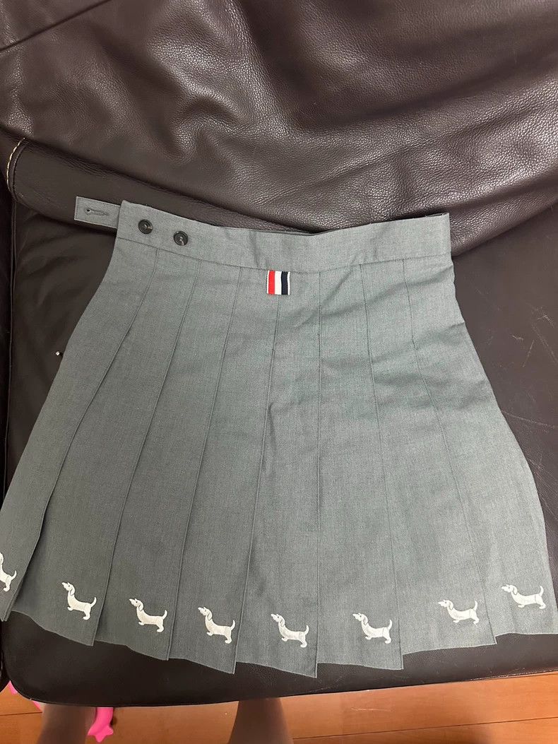 Thom Browne Thom Browne A sausage dog in a short pleated skirt Size 25" / US 0 / IT 36 - 1 Thumbnail