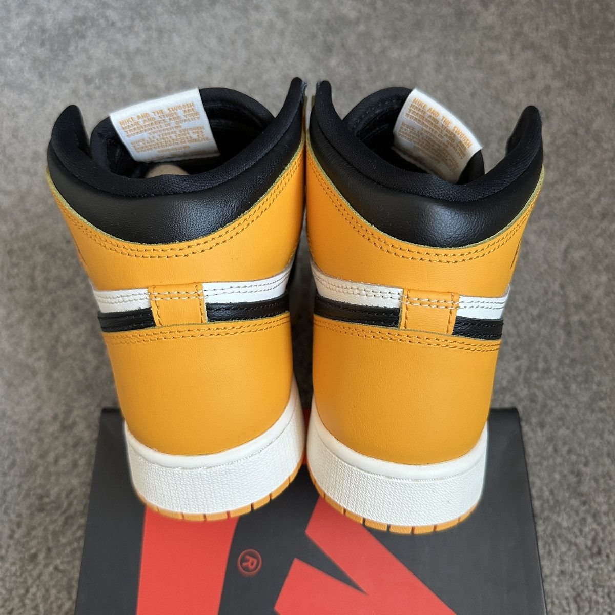Jordan Brand × Nike Air Jordan Retro 1 Taxi GS Size US 7 / EU 40 - 4 Thumbnail