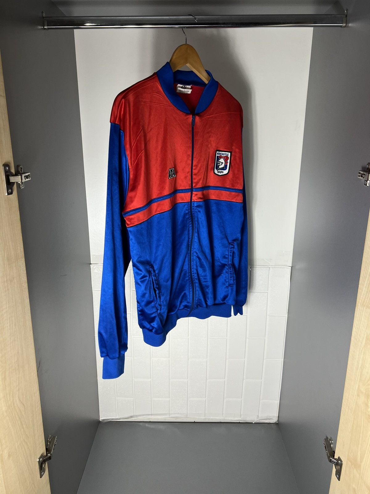 Canterbury of New Zealand VINTAGE NEW CASTLE KNIGHTS NRL AUSTRALIA RUGBY JERSEY 90s Size US M / EU 48-50 / 2 - 4 Thumbnail