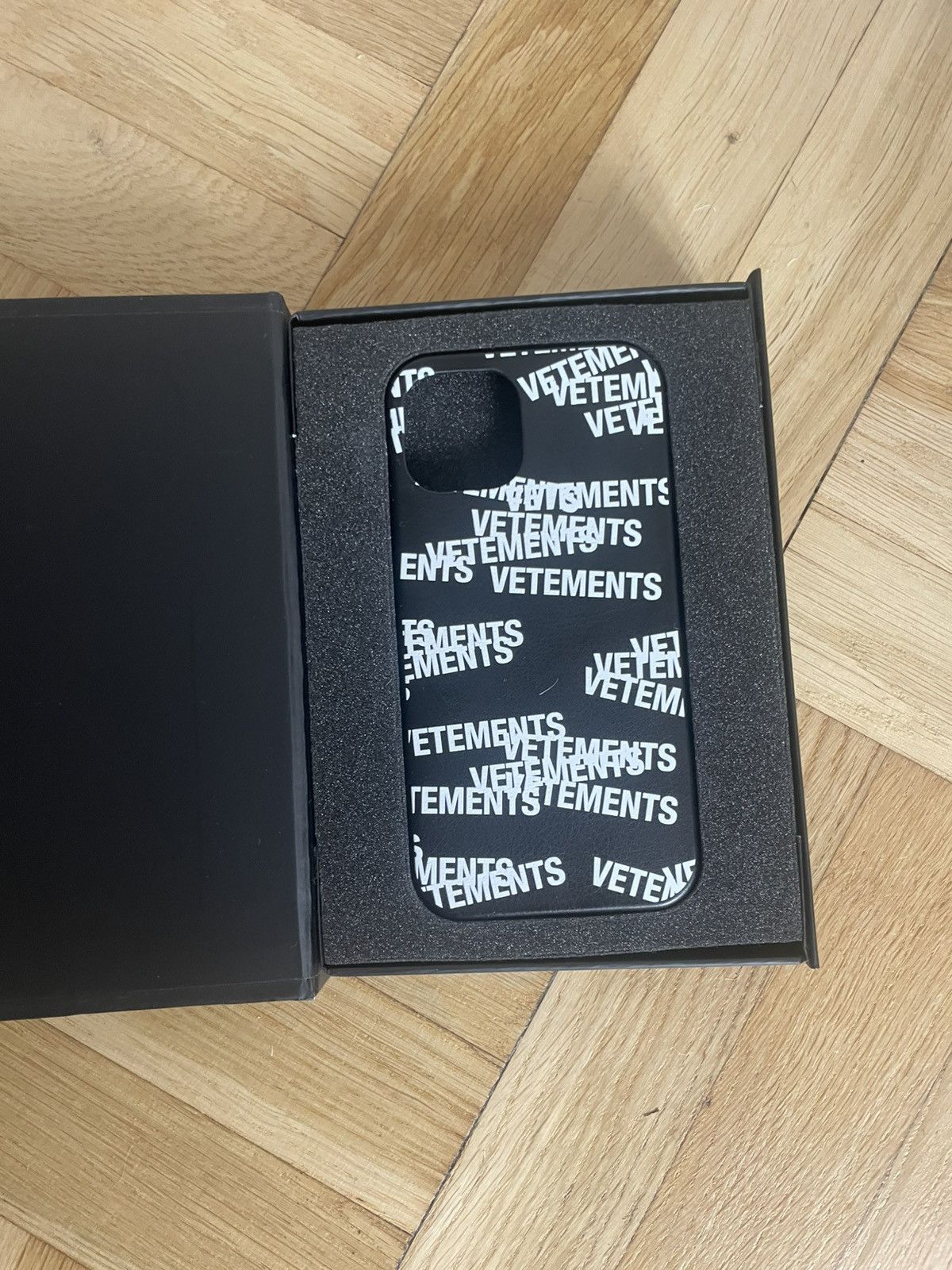 Vetements Stamped Logo Case Size ONE SIZE - 5 Thumbnail